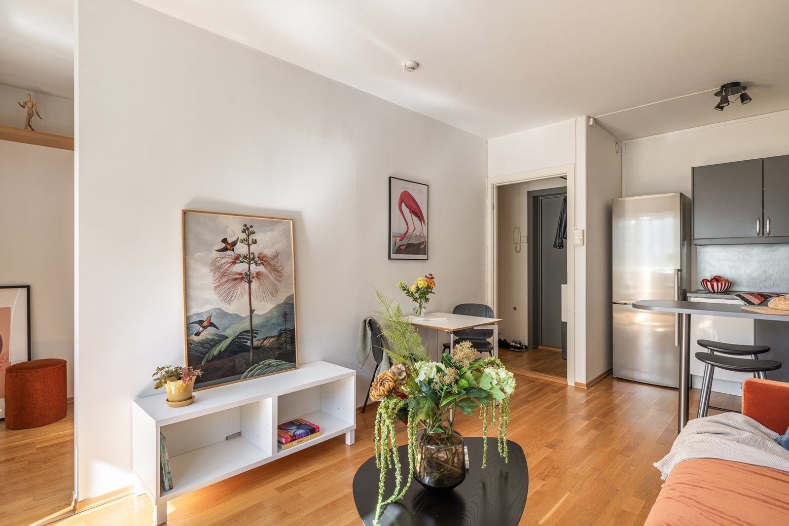 Stuen har en god arealutnyttelse med plass for sofagruppe, spisebord og annet møblement. Galleribilde