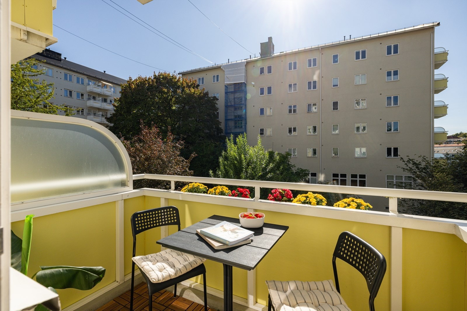 Balkongen vender mot sydvest og byr på gode solforhold fra ca. 12 til 19:00 på sommerstid. Galleribilde