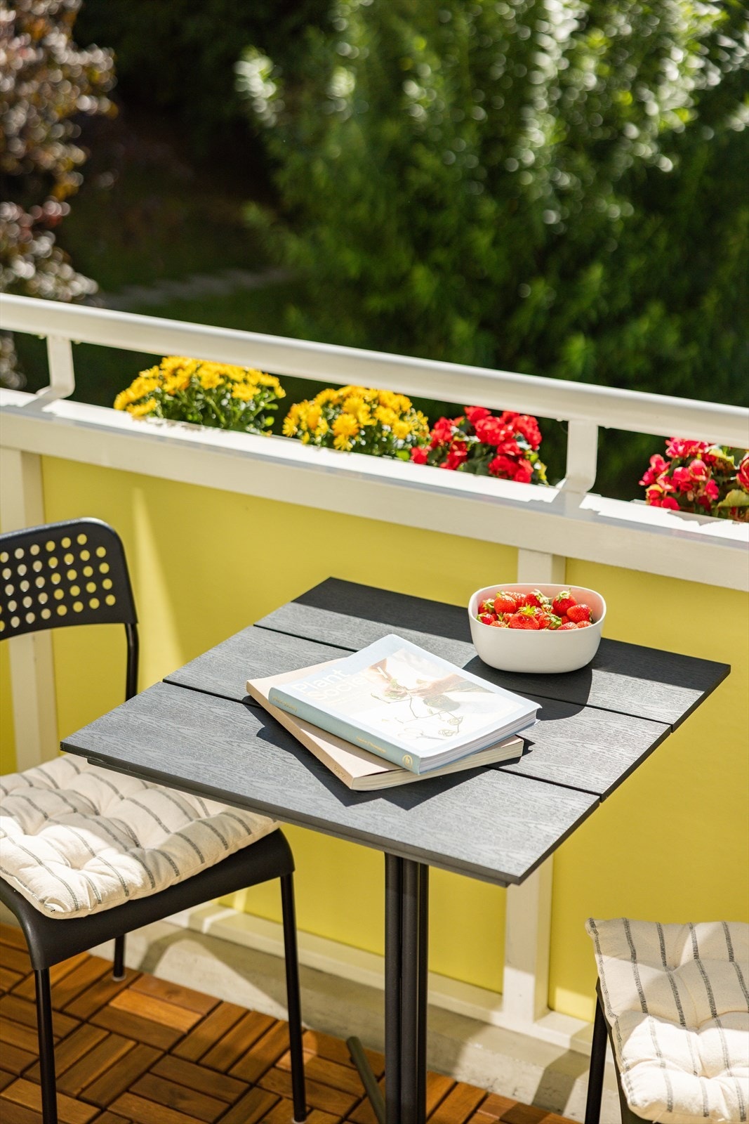 Balkongen er på 3 kvm med plass for liten sittegruppe, grill og beplantning. Galleribilde