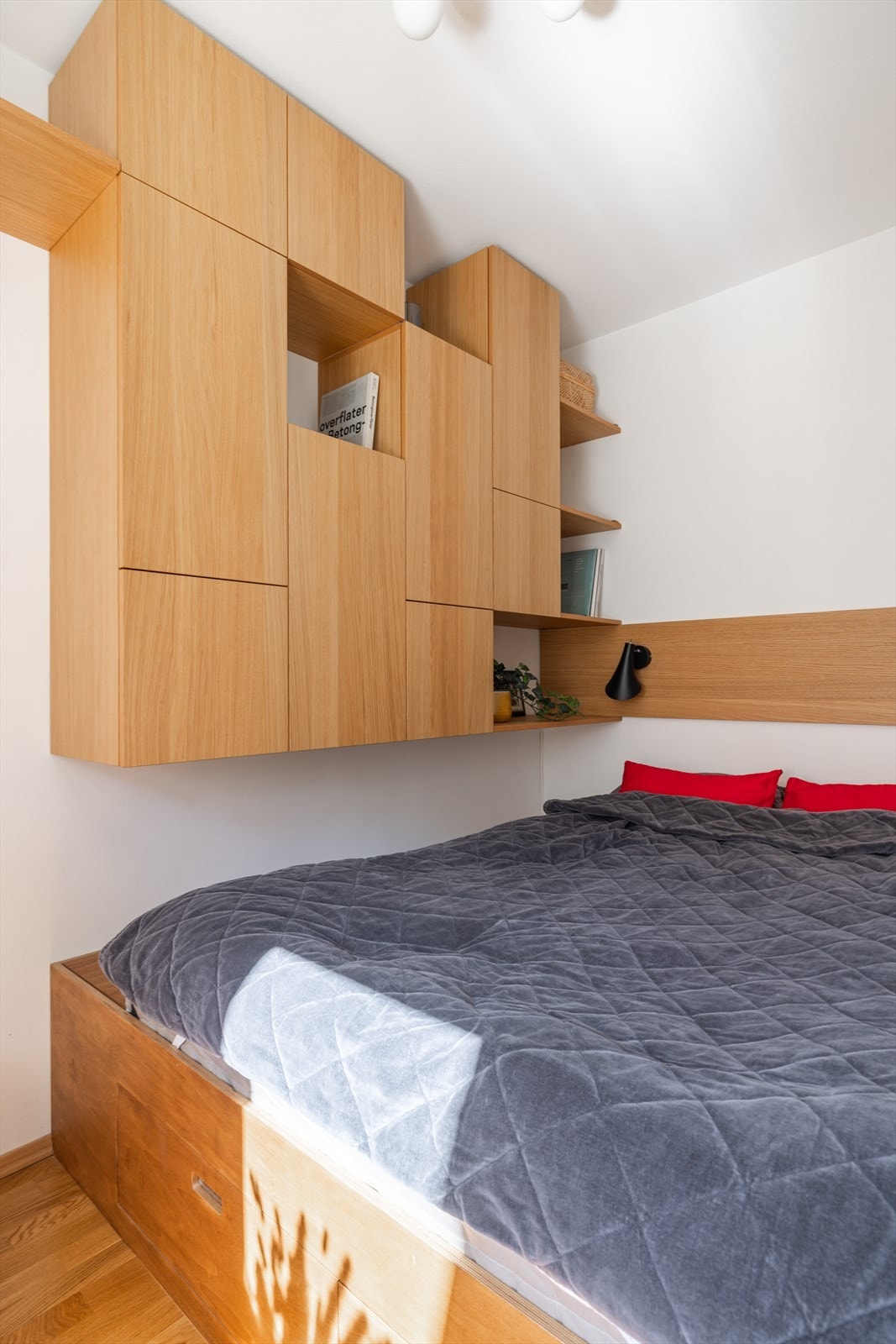 Alkoven er malt i lys farge og har plassbygde løsninger Galleribilde