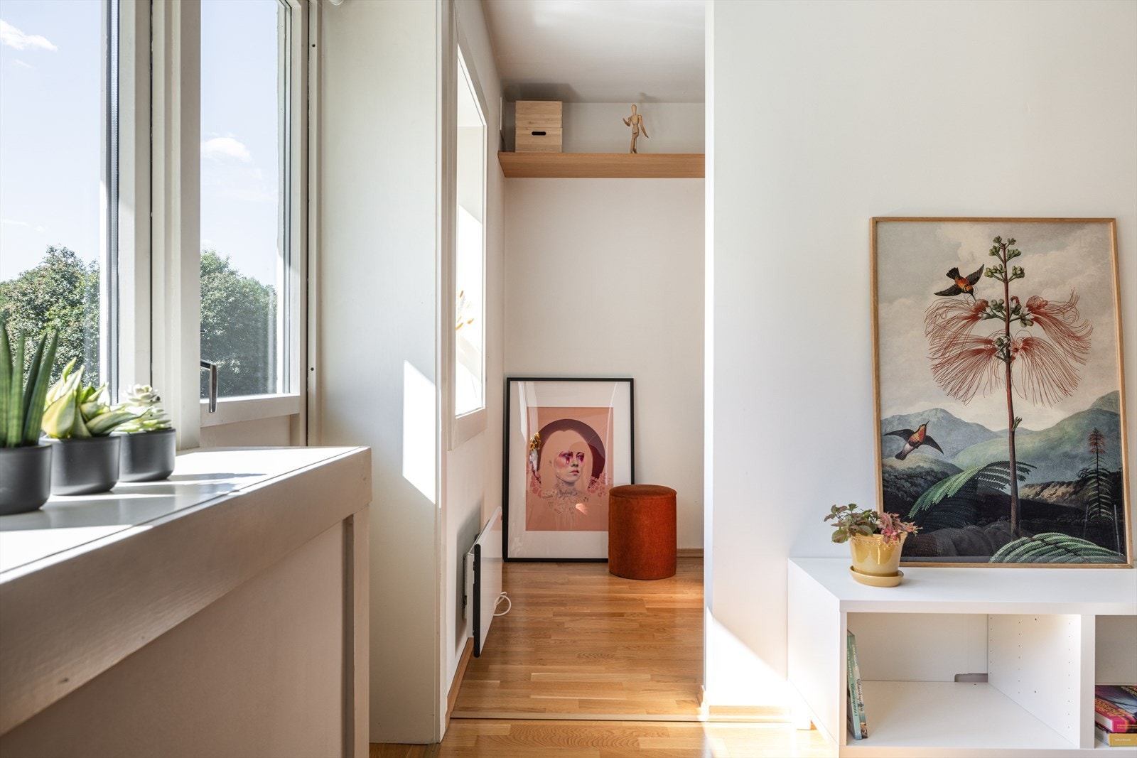 Leiligheten har en praktisk alkove, som enkelt kan gjøres om til soverom ved å sette inn dør. Galleribilde