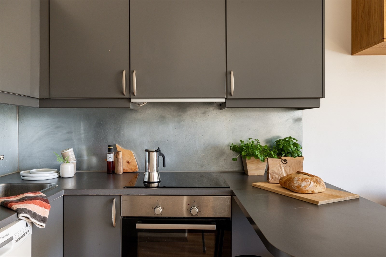 Det er en praktisk kjøkkenøy med spiseplass som binder stue og kjøkken sammen. Galleribilde