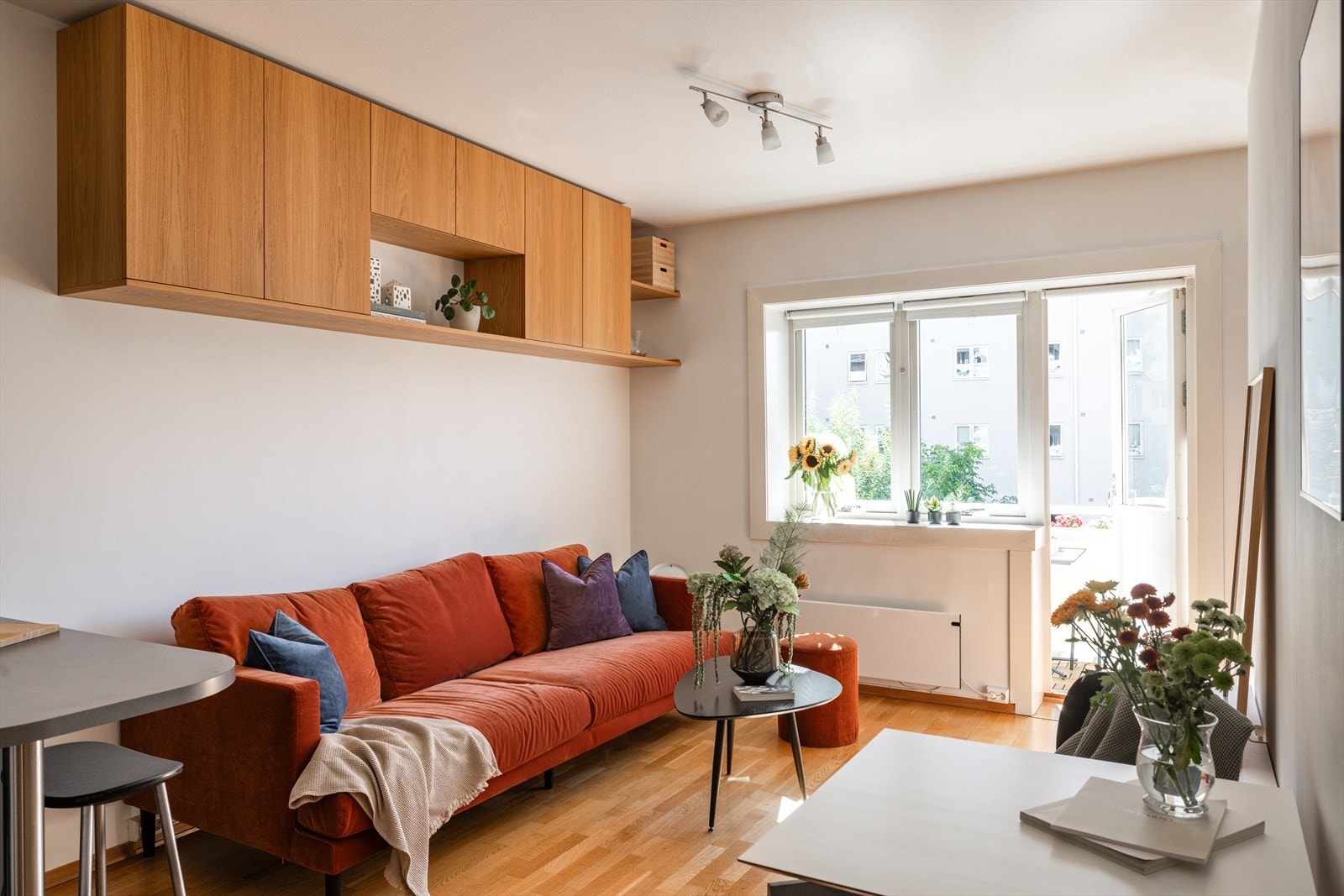 Leiligheten har lekre plassbygde hyller og skap i eik, som gir boligen det lille ekstra. Galleribilde