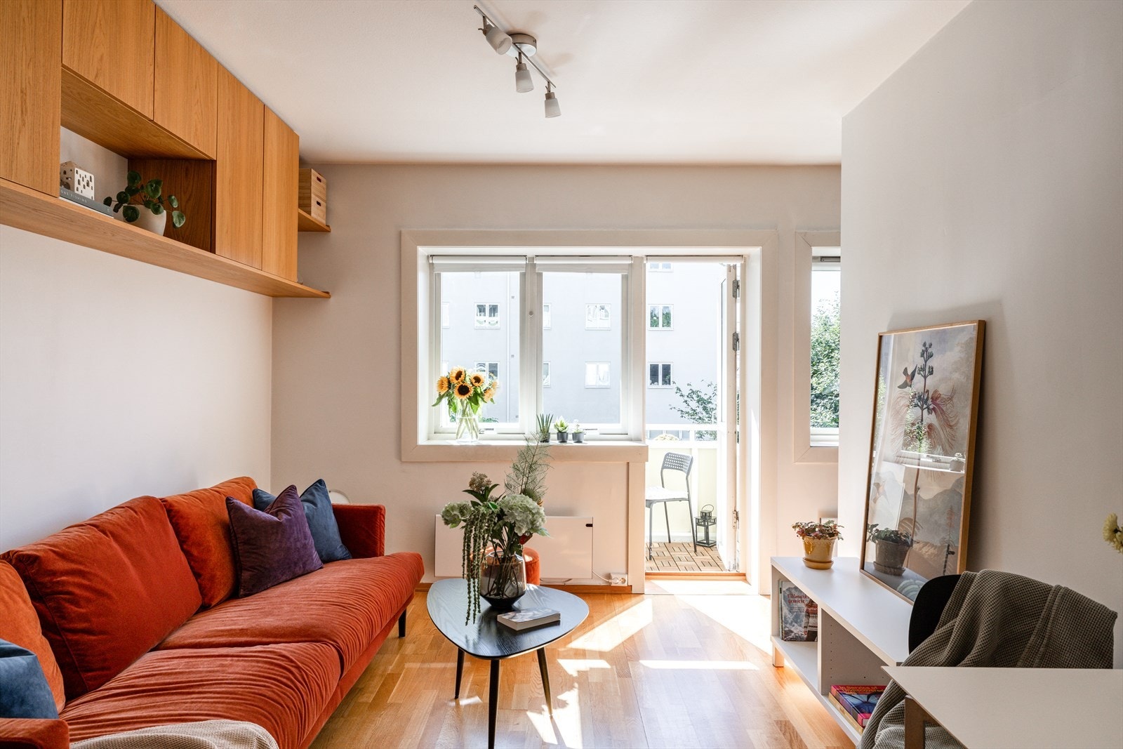 Leiligheten er utrolig lys og delikat beliggende i et populært borettslag tilbaketrukket fra bystøy, men likevel bare to minutters gange fra yrende liv på Alexander Kiellands plass. Galleribilde