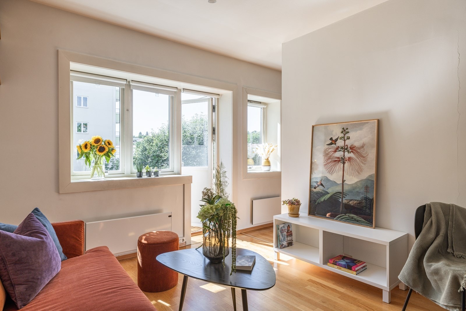 Det er nydelig lysinnslipp fra store vindusflater. Galleribilde