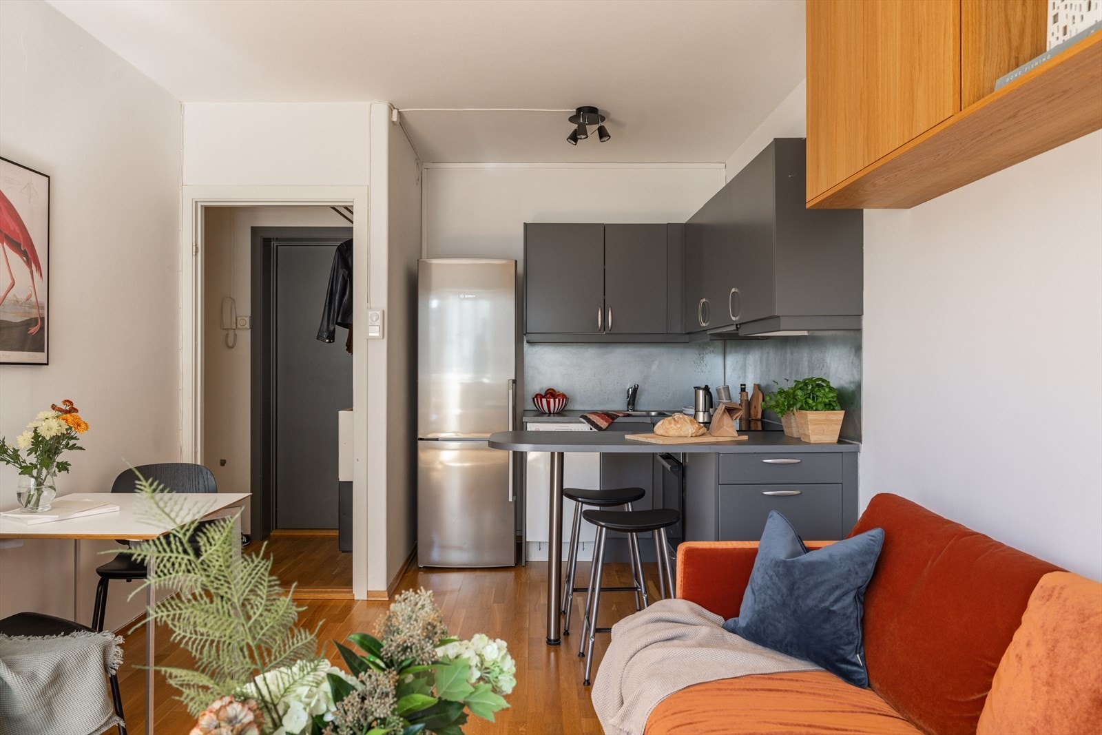 Leiligheten har et stilrent kjøkken fra 2006 som ligger i åpen, sosial løsning mot stuen. Galleribilde