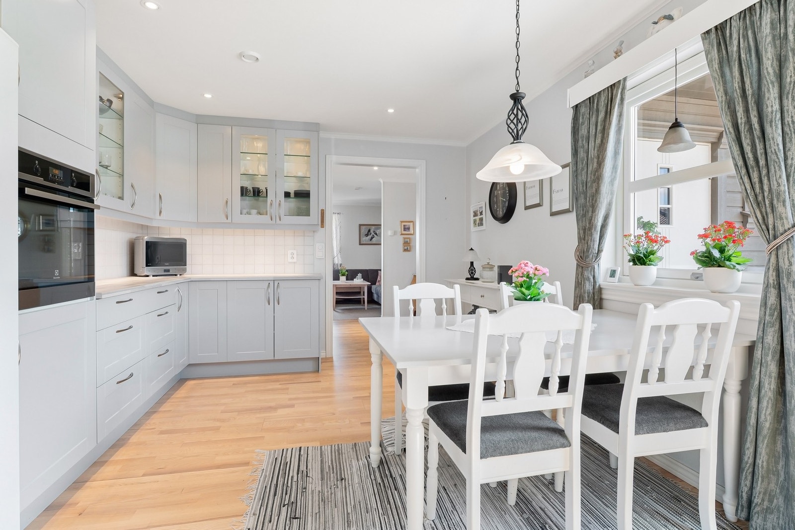 God plass til spisebord på kjøkken. Galleribilde