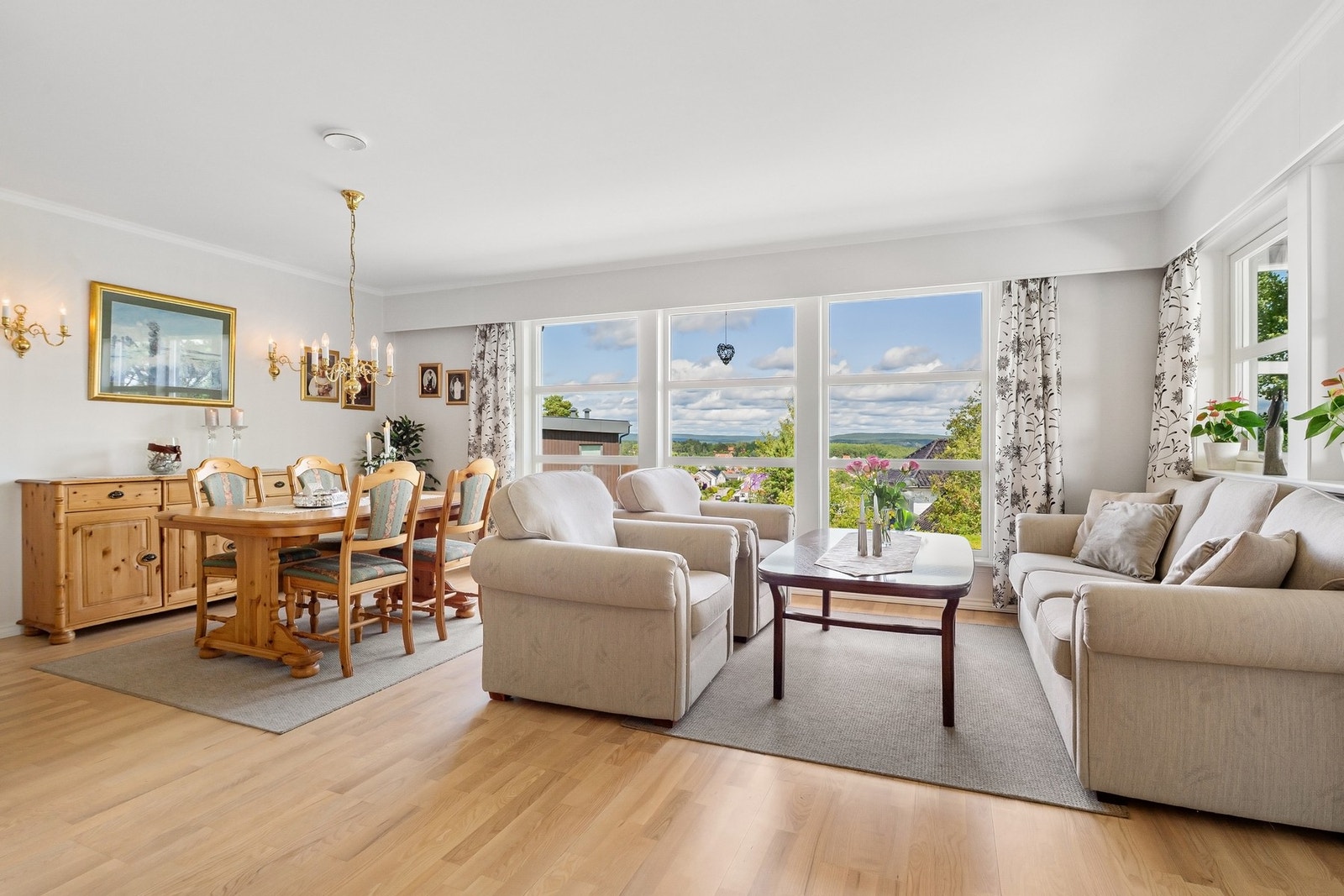 Penstue og spisestue med flott utsikt mot Femsjøen og omkringliggende områder. Galleribilde