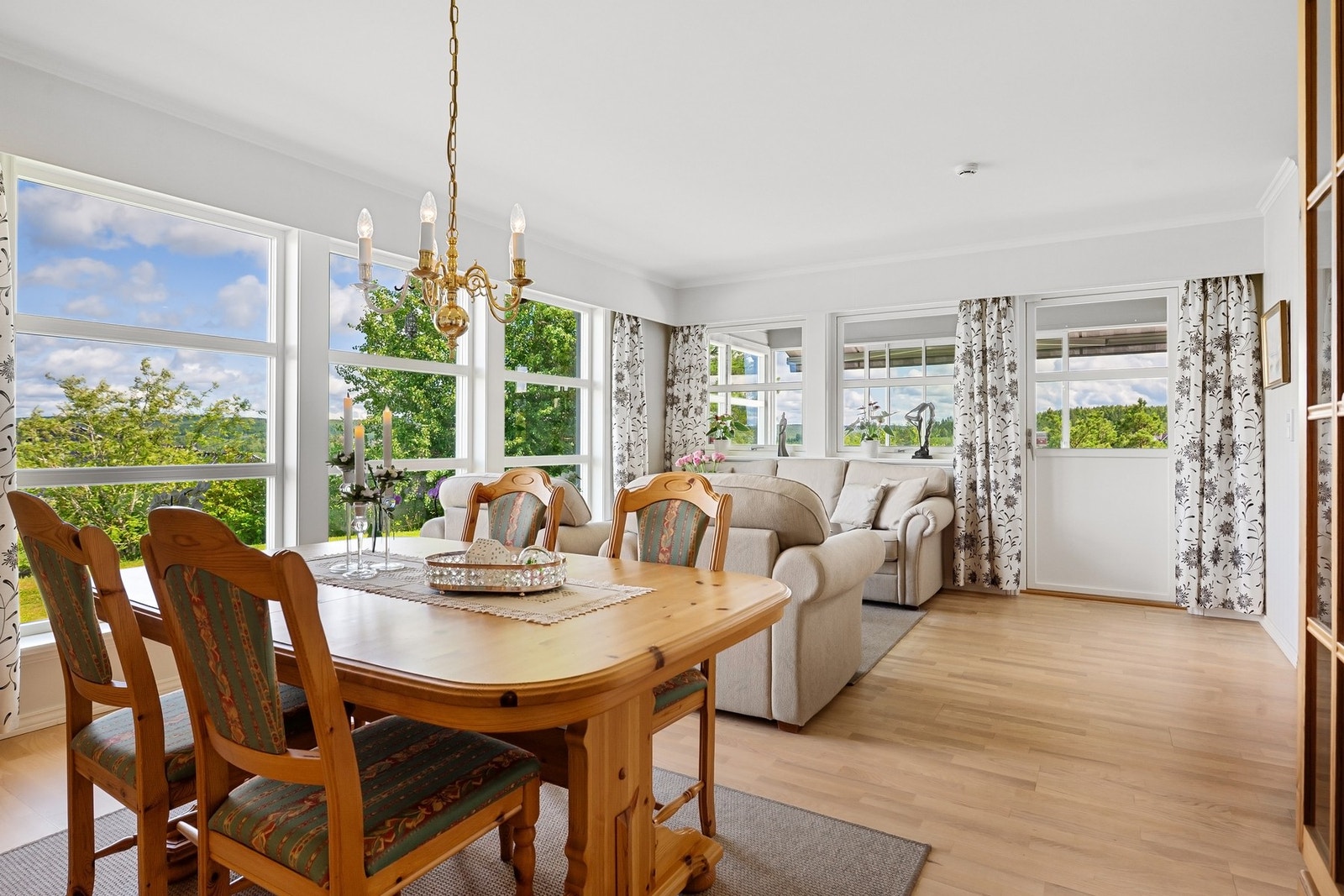 Penstue/spisestue med direkte utgang til innglasset vinterhage. Galleribilde