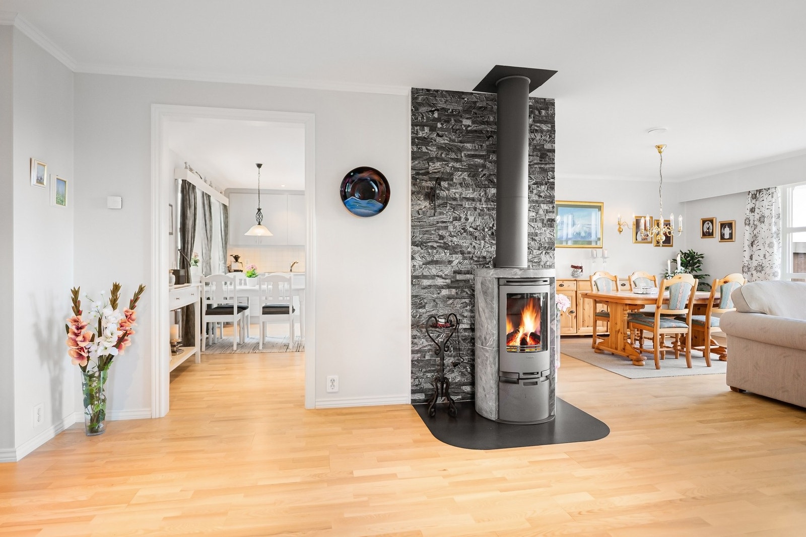 Den åpne planløsningen gir mye gjennomlys og luftige rom. Galleribilde