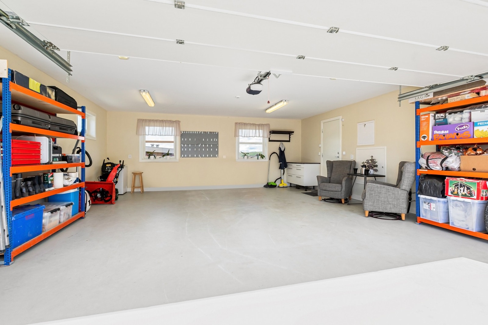 Stor, isolert garasje med direkte inngang til boligen gjennom vaskerommet. Galleribilde