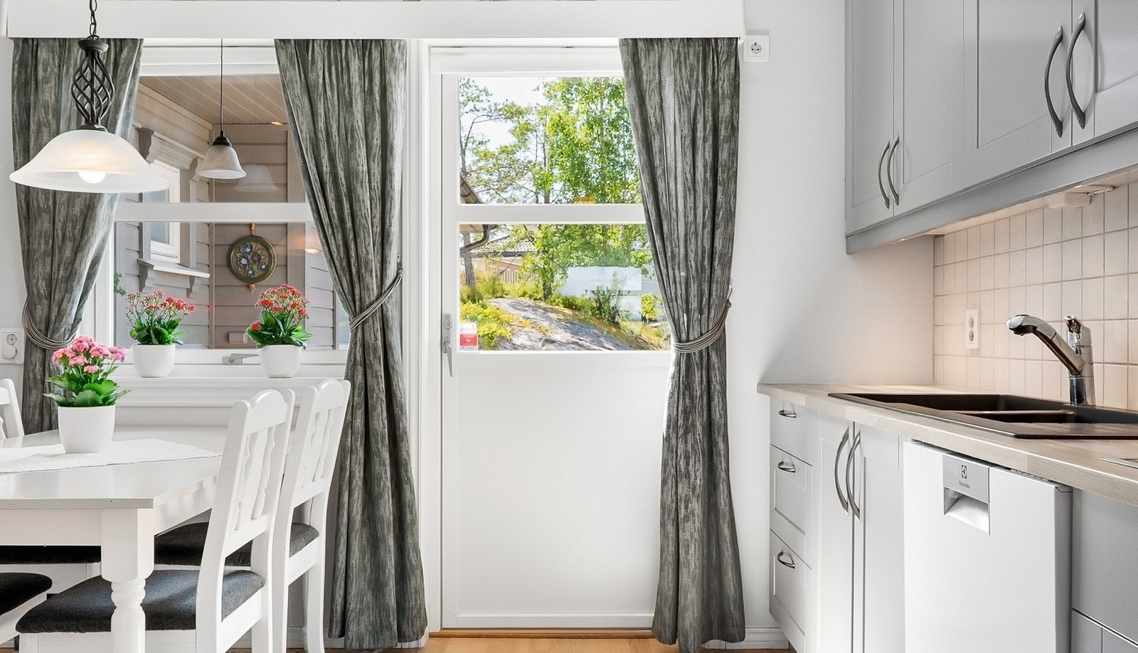 Det er utgang direkte til solfylt platting/gårdsplass fra kjøkkenet. Galleribilde