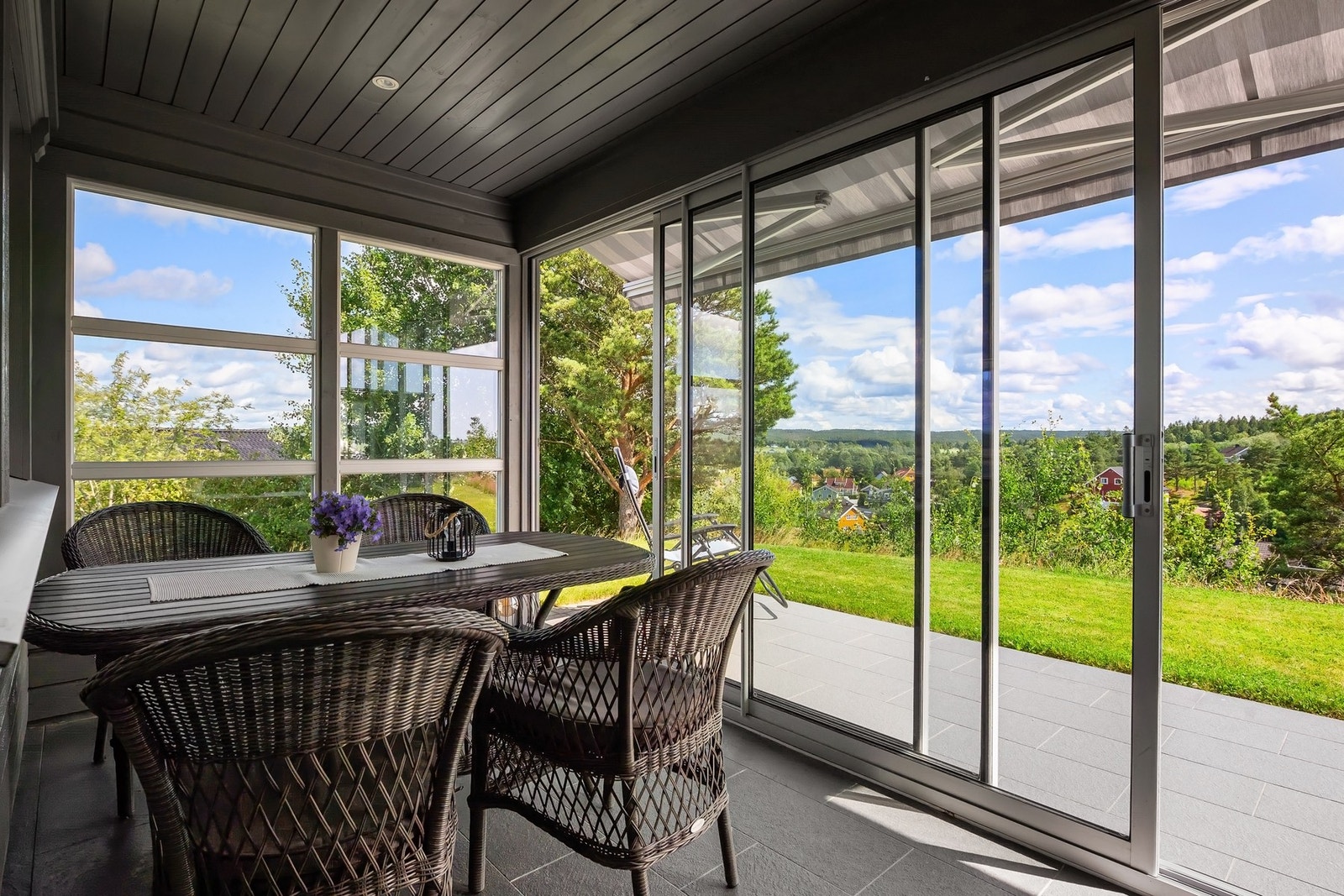 Vinterhagen har isolerte skyvedører - her kan man nyte både vindfulle høst- og vårdager, samt kalde vinterdager. Galleribilde