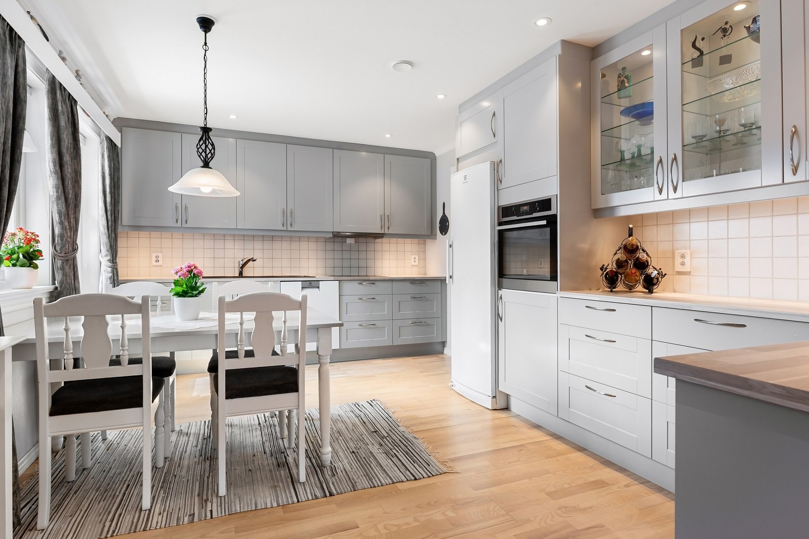 Lekker kjøkkeninnredning med mye lagring og godt med benkeplass. Galleribilde