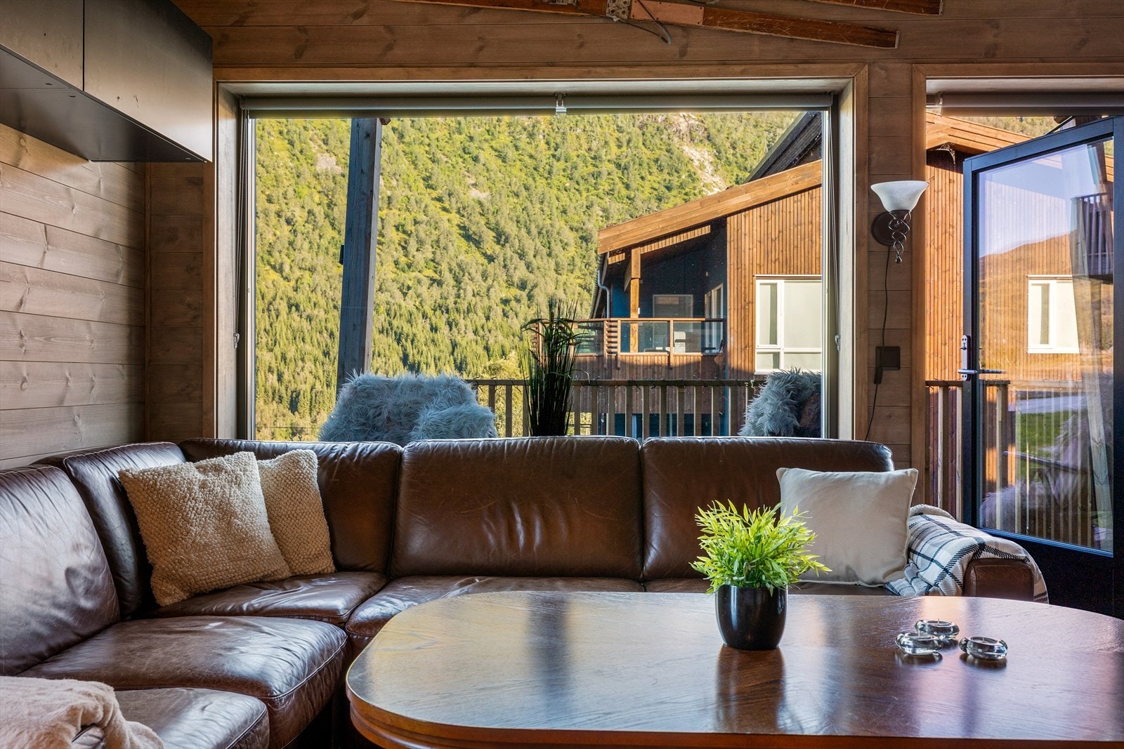 Store vindusflater slipper inn rikelig med naturlig lys og trekker oppmerksomheten mot den flotte utsikten til Svolefjellet. Galleribilde