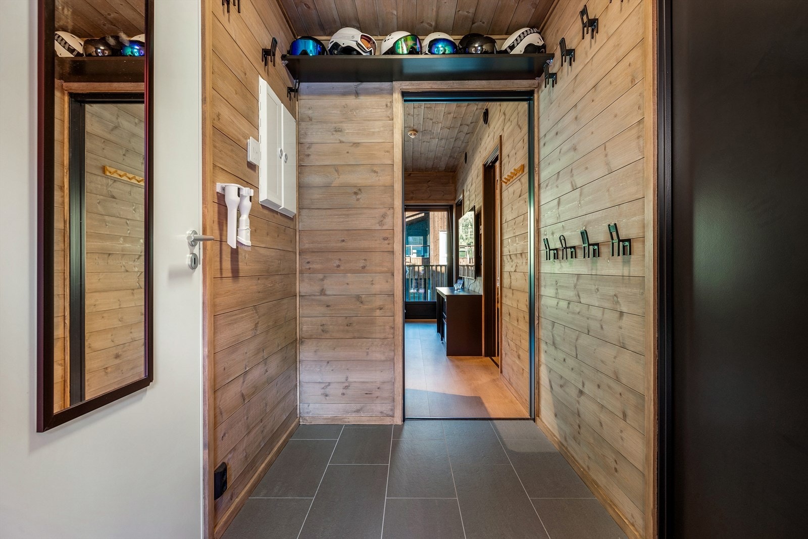 Dette er både sklisikkert og slitesterkt, perfekt tilpasset glatte alpinstøvler og våte vintersko. Galleribilde