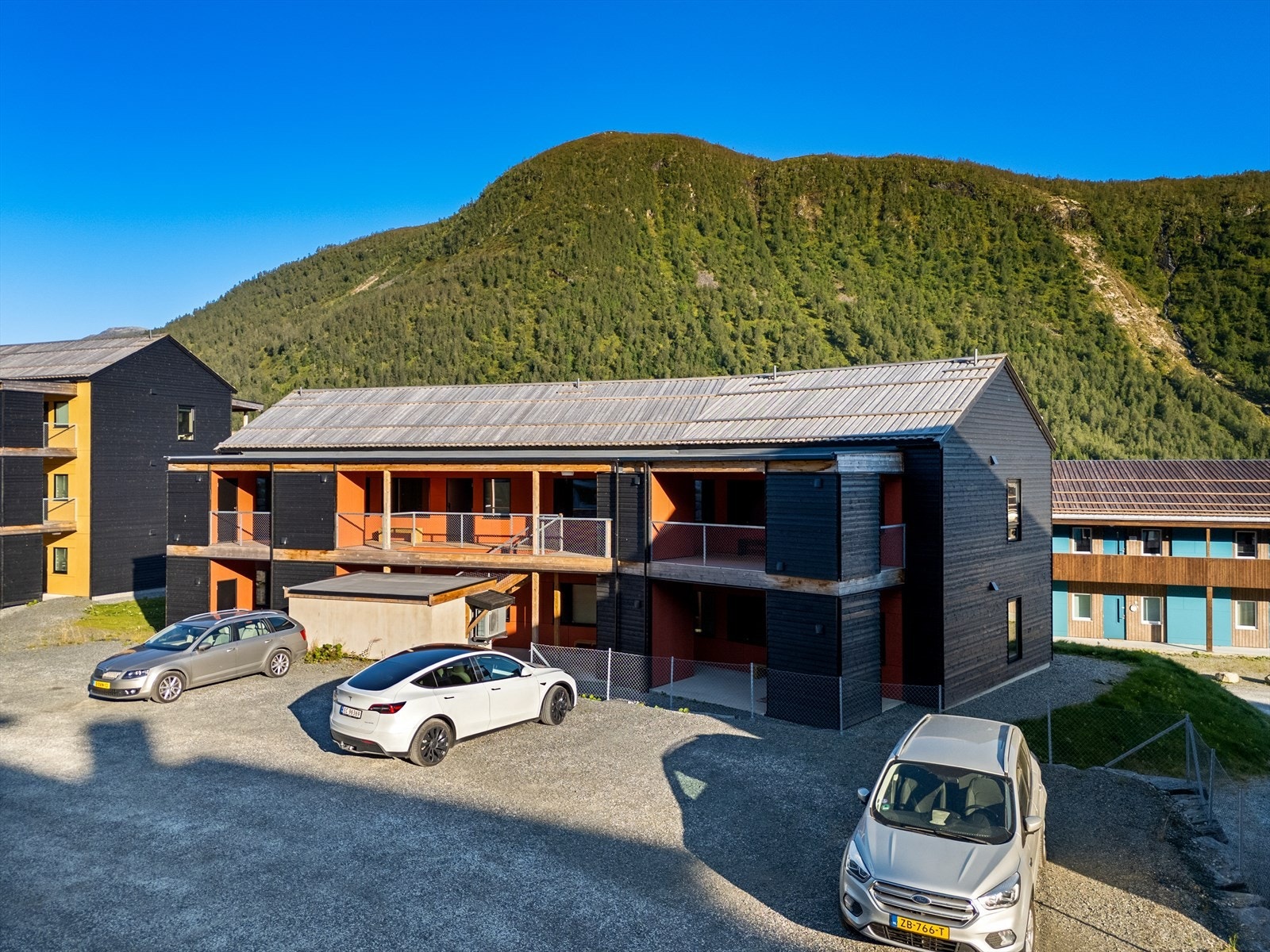 Det er felles parkering bak bygget. Galleribilde