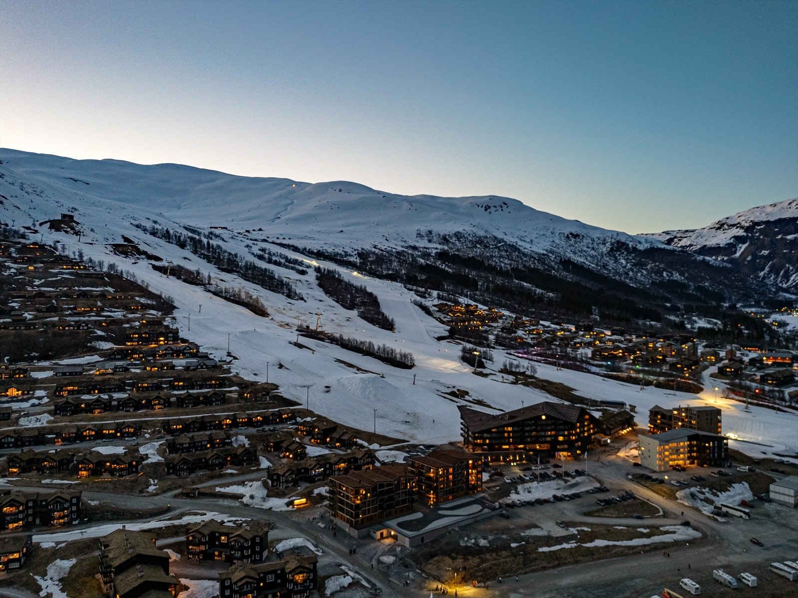 Fritidsboligen passer perfekt for deg som ønsker å kunne nyte naturen rett utenfor døren, om det skulle være lange eller korte turer på ski, til fots eller med sykkel. Galleribilde
