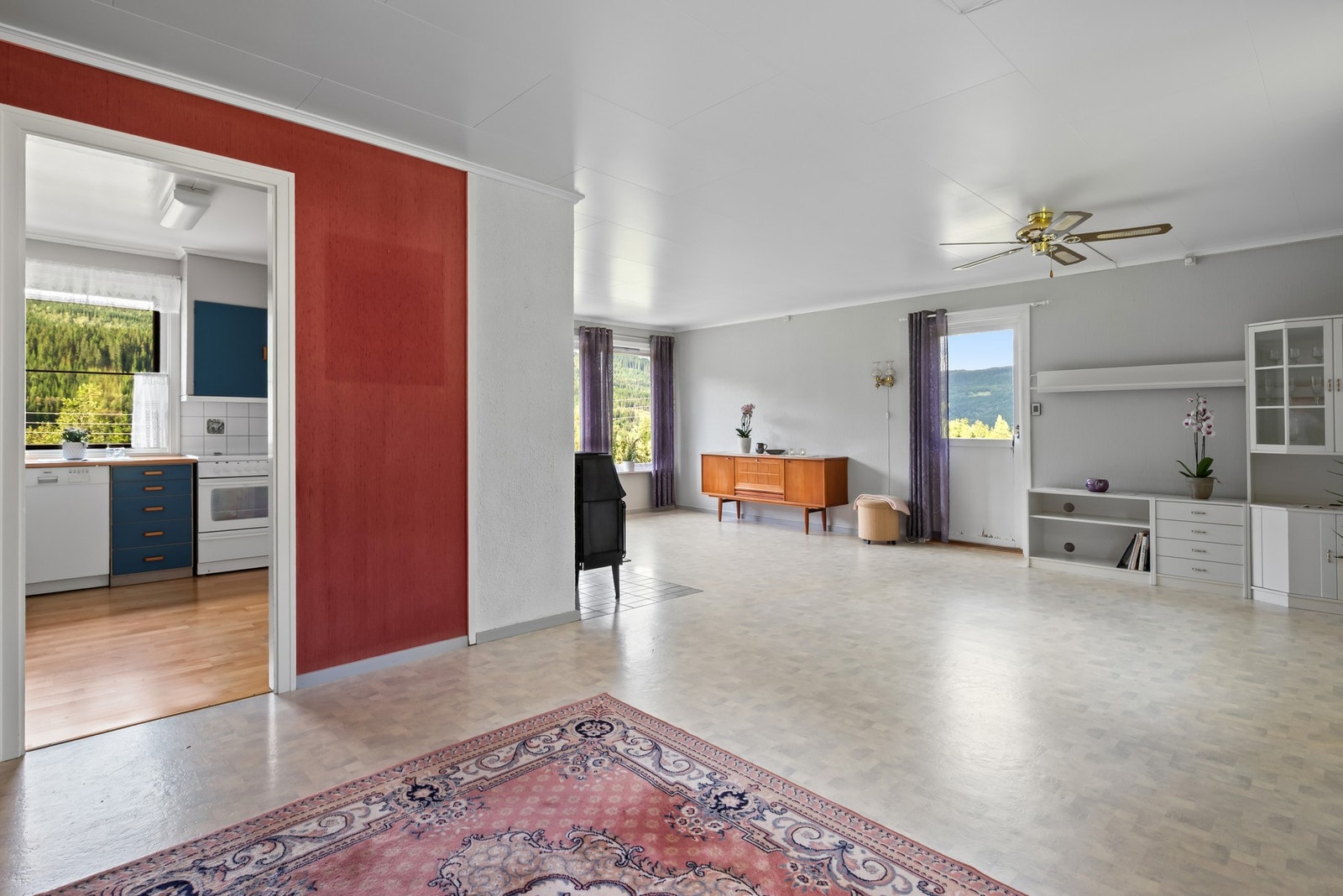 Stua har vinylbelegg på gulv. Galleribilde