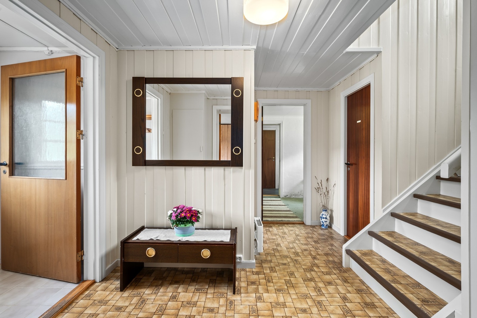 Romslig gangareal. Galleribilde