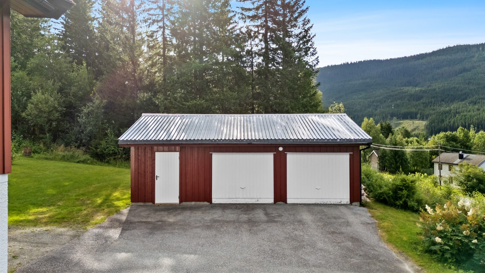 Garasjen er på 54m² med lagring i bod. Galleribilde