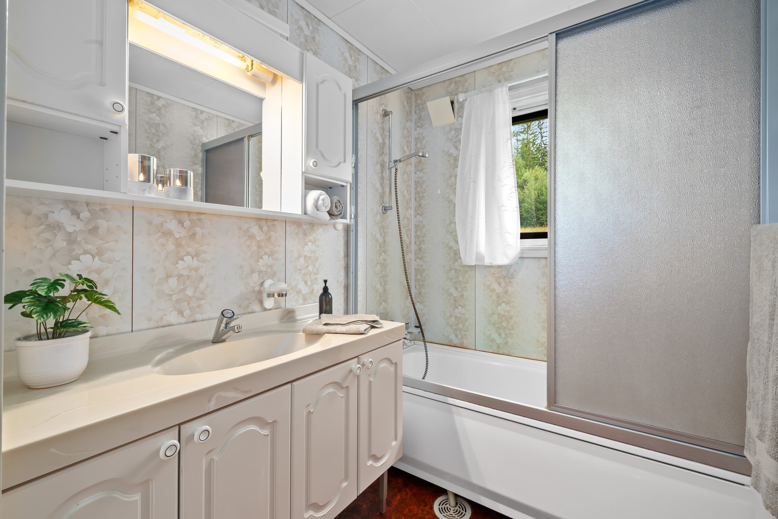 Bad med vinylbelegg på gulvet med gulvvarme. Galleribilde