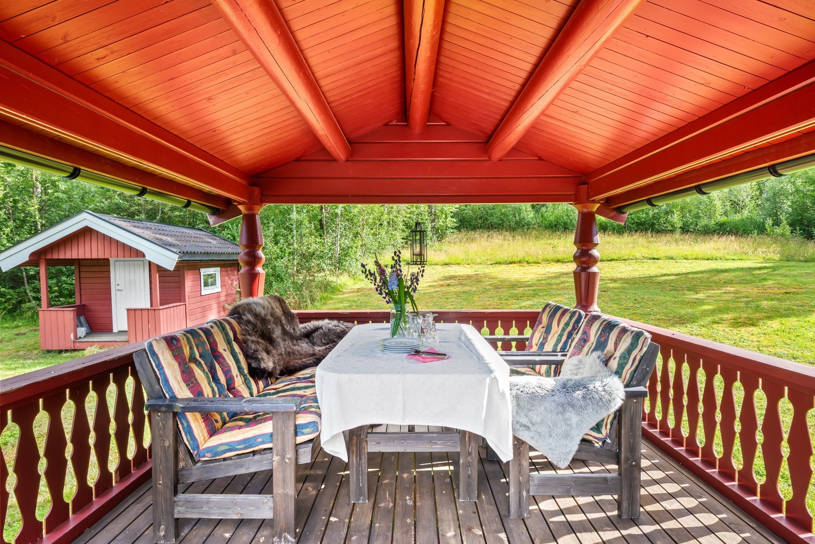 Fra stua er det utgang til terrasse på 33m². Deler av denne har takoverbygg. Galleribilde