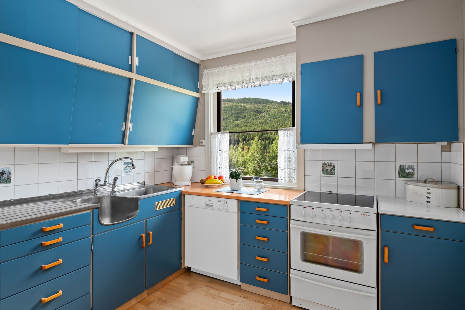 Her er det opplegg til oppvaskmaskin og det er mekanisk avtrekk over komfyrtopp. Galleribilde