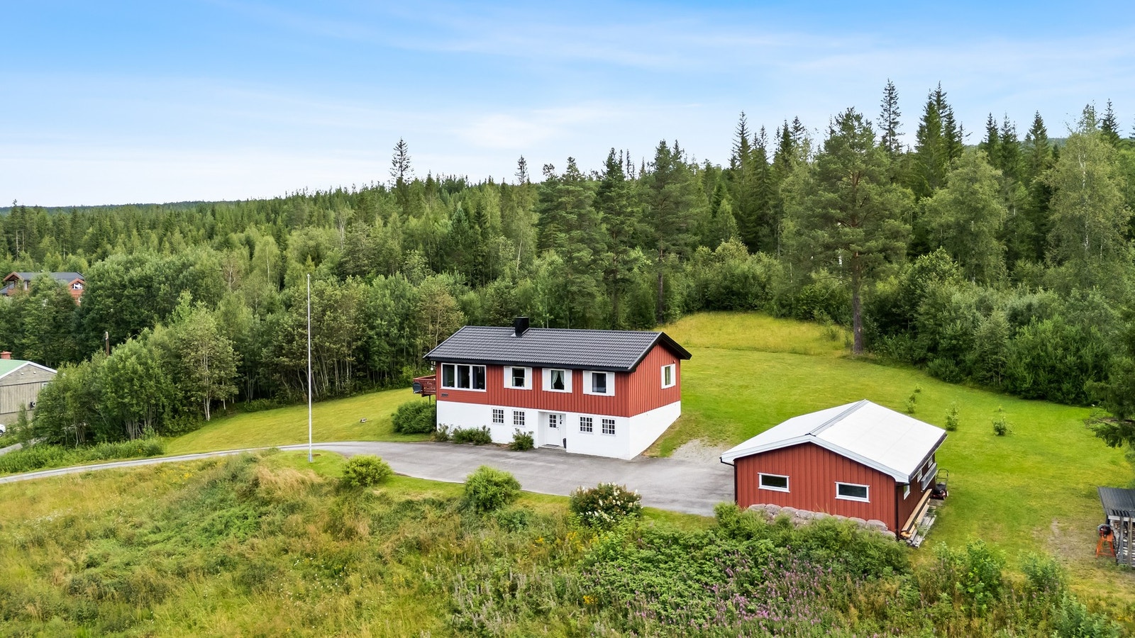Tomta er på over 13 mål. Galleribilde