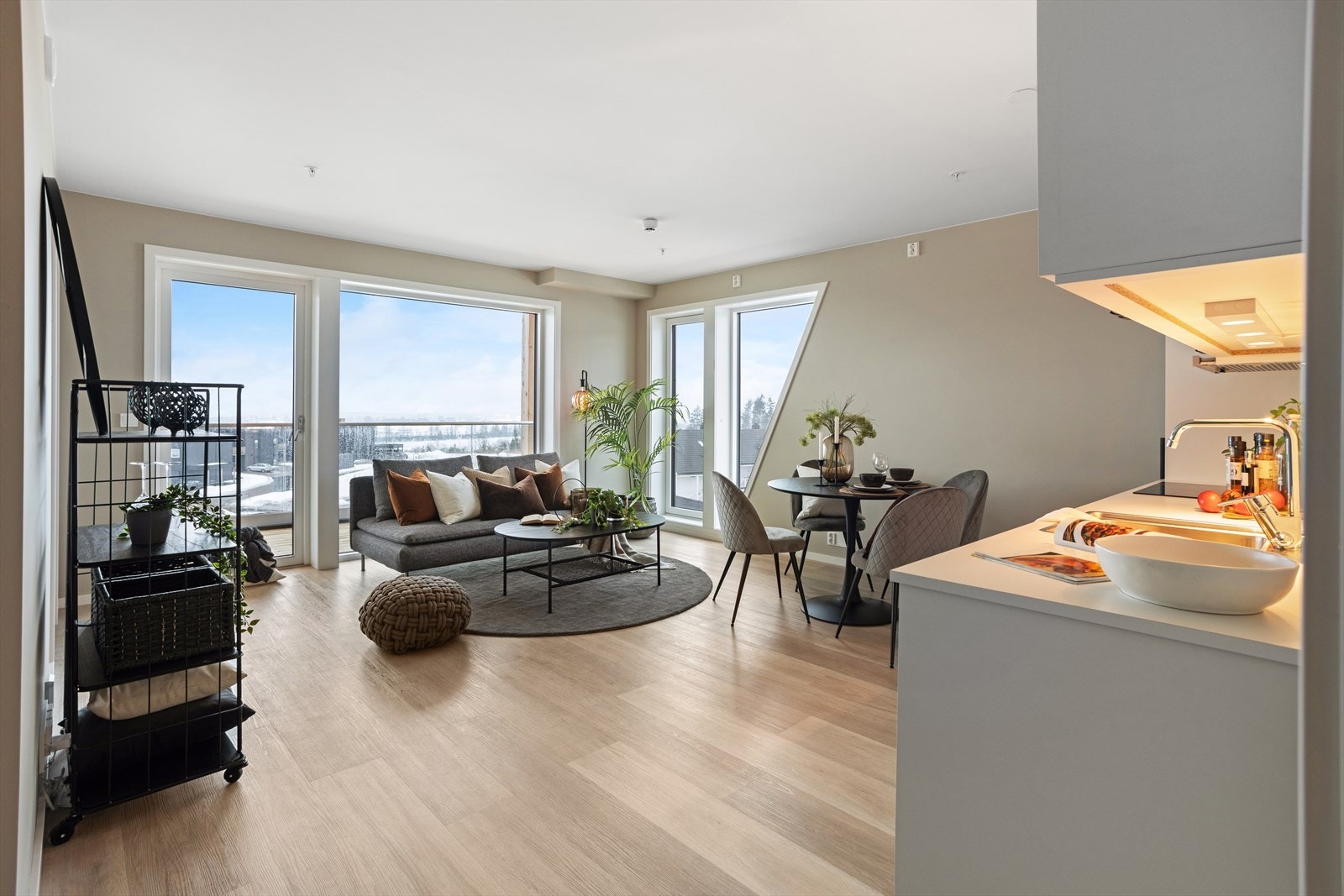 Stue og kjøkken i åpen løsning. Galleribilde