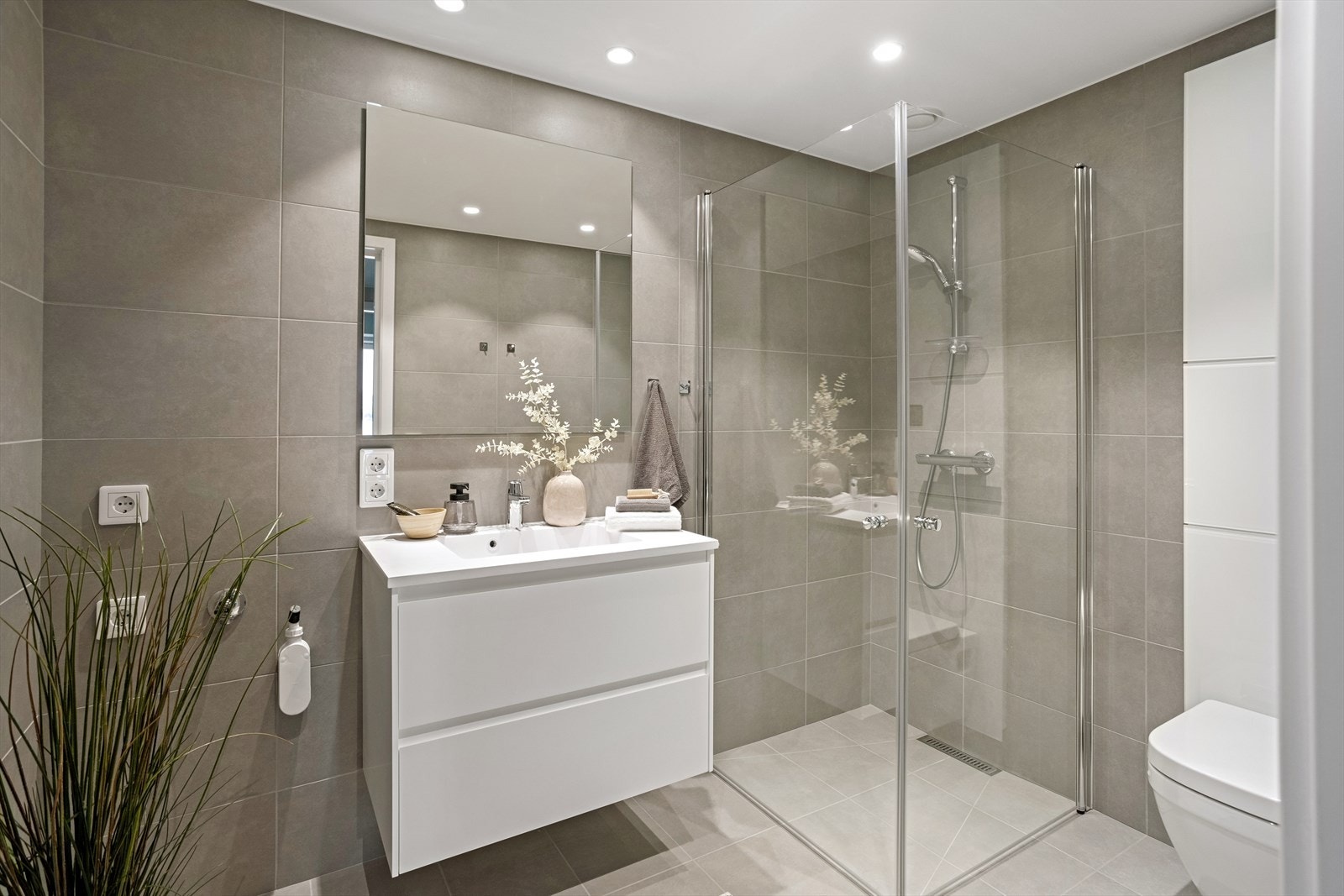 Badet har opplegg for vaskemaskin og innfelbare dusjvegger. Galleribilde