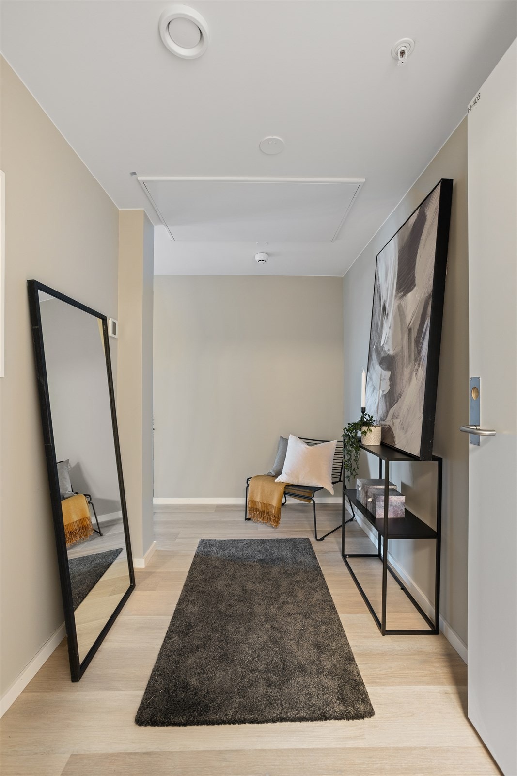 Romslig entré Galleribilde