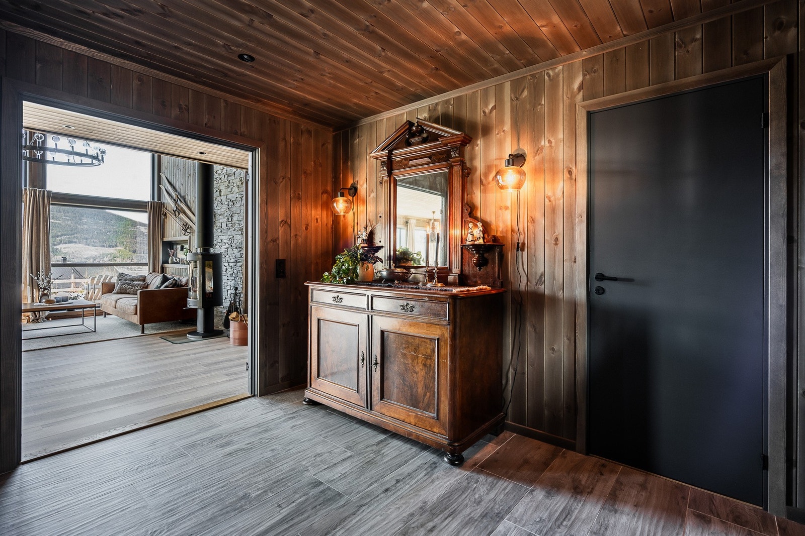 Lys og innbydende inngang med god plass til oppbevaring av yttertøy. Galleribilde