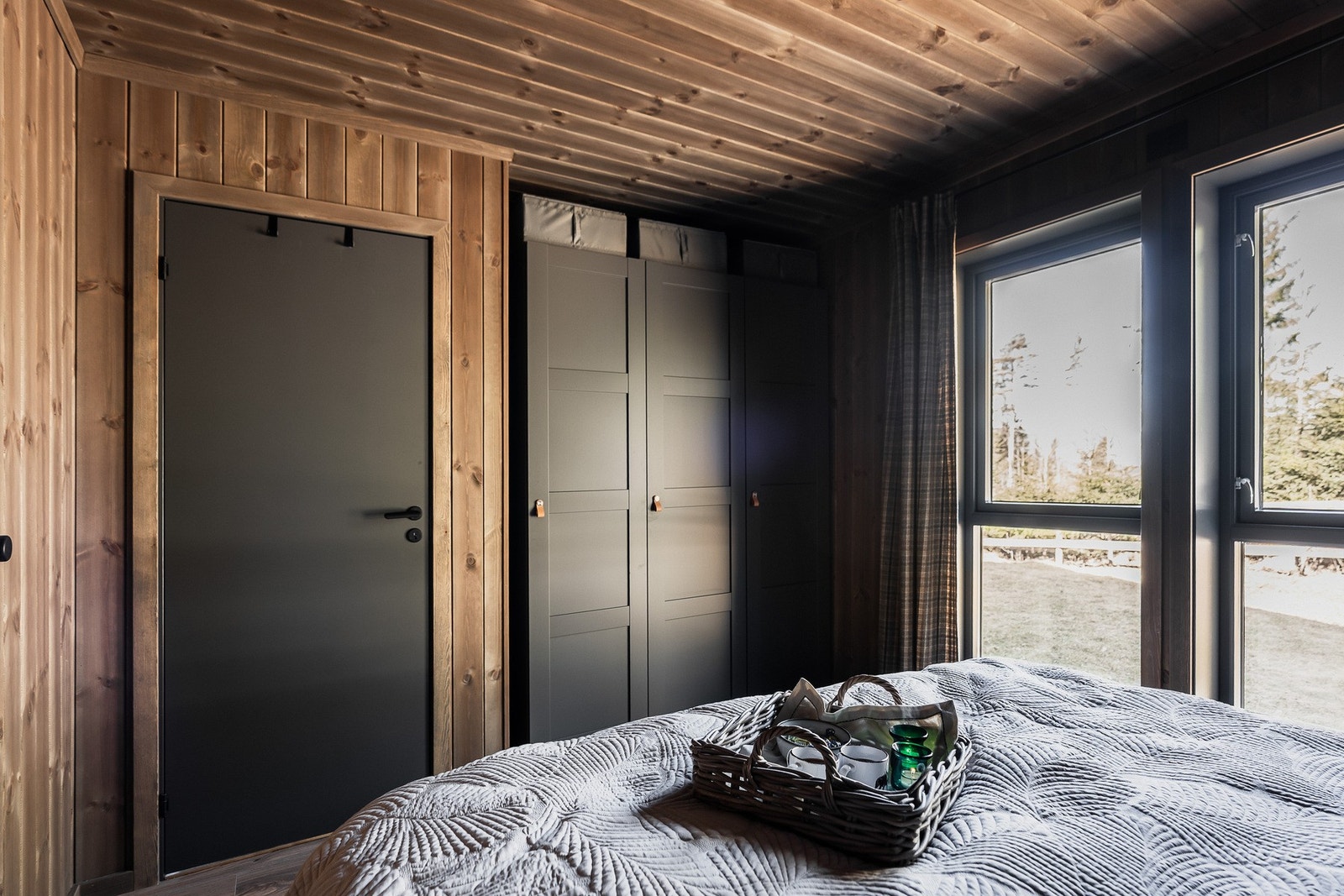 Plass til dobbeltseng og garderobeløsning på begge rommene. Galleribilde