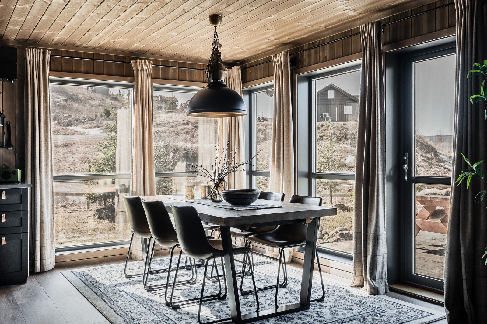 Spisestuen finner du mellom kjøkkenet og stuen. Galleribilde