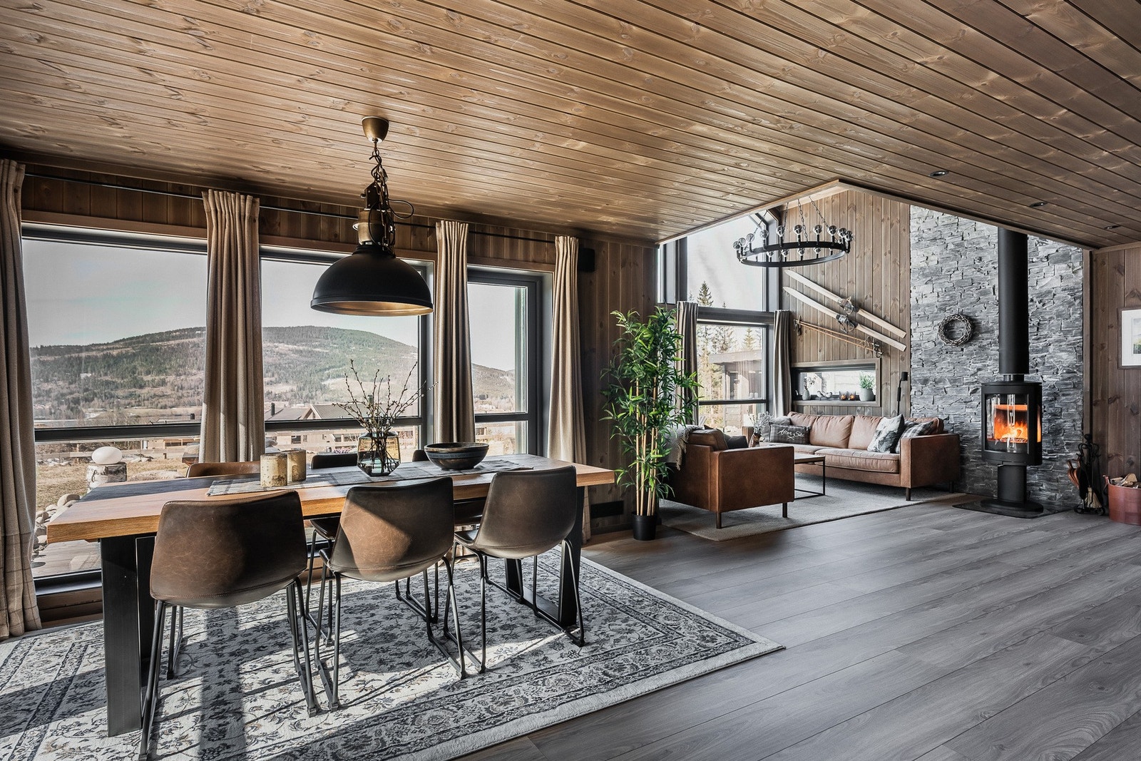 Stor og god plass til langbord. Galleribilde