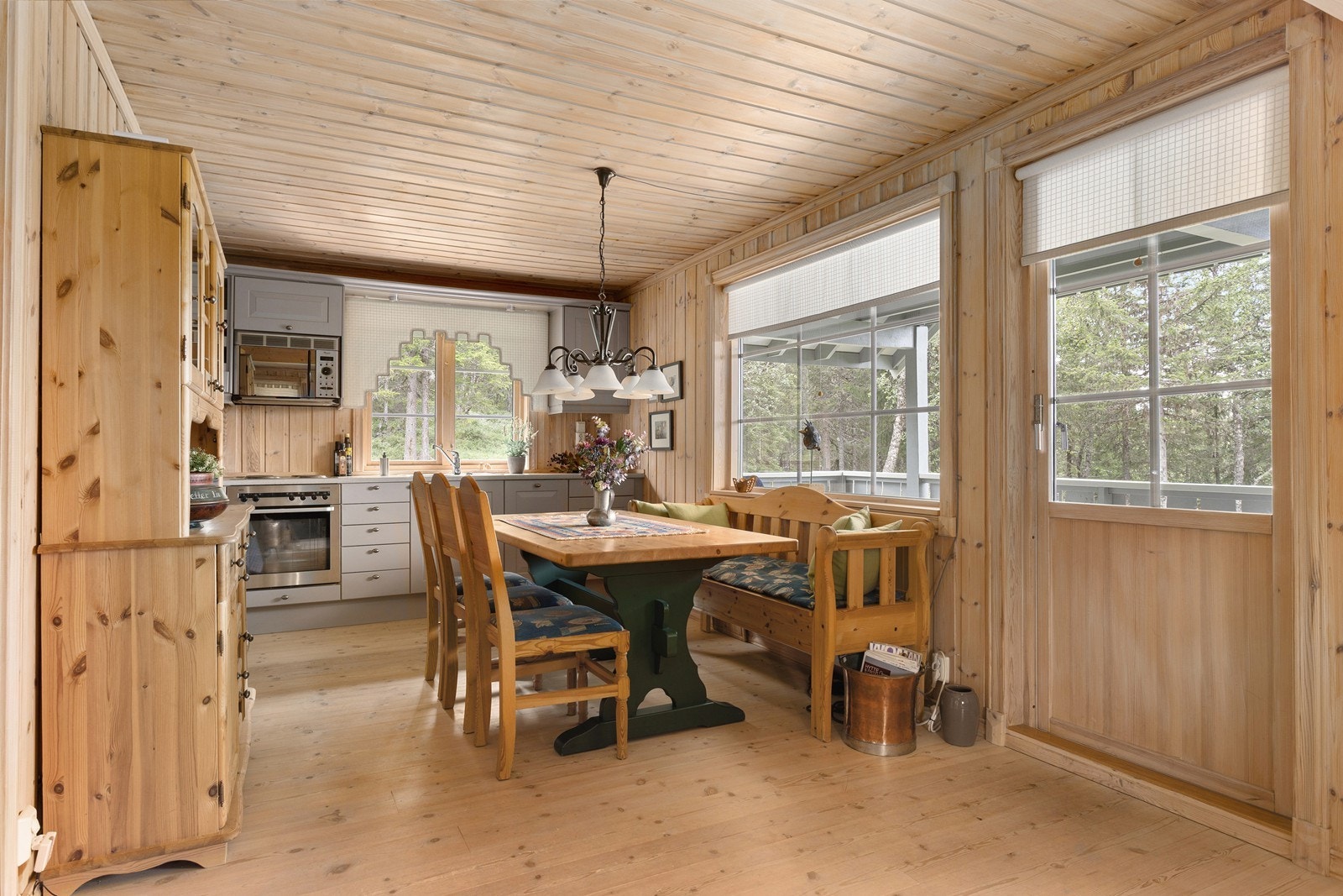 Fra stuen er det utgang til romslig takoverbygget terrasse. Galleribilde