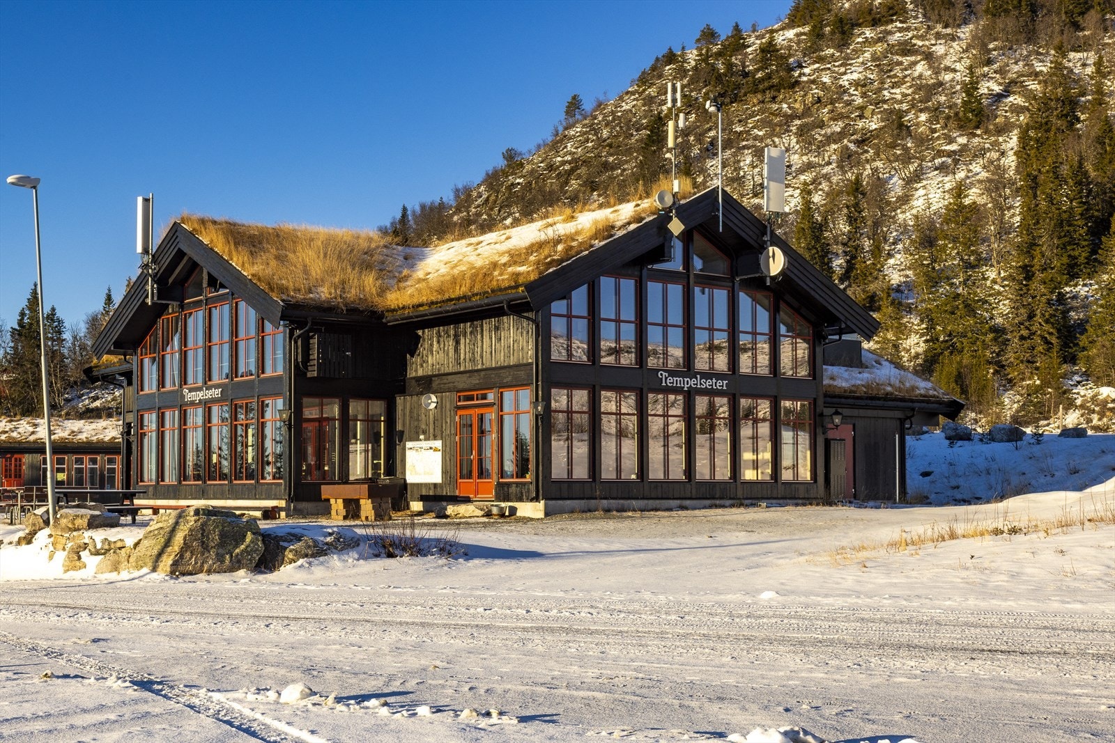 Tempelseter fjellstue - utgangspunkt for fine skiturer, alpinmulighet og fjellturer i nydelig høyfjellsterreng. Galleribilde