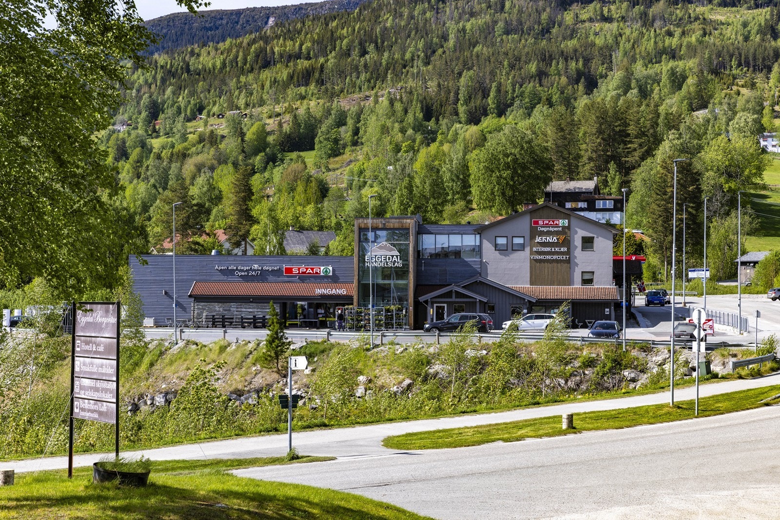 Eggedal sentrum med dagligvarehandel, vinmonopol, jernvarehandel og klesforretning. Galleribilde