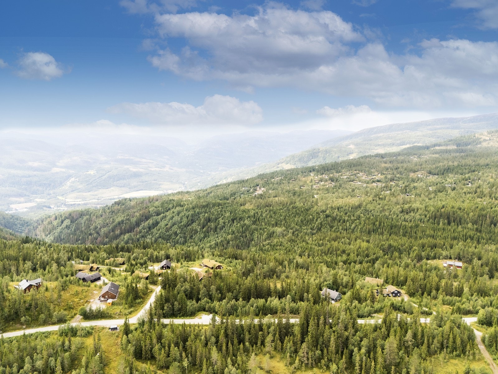 Hytta ligger fint til i terrenget ca. 760 moh. Galleribilde