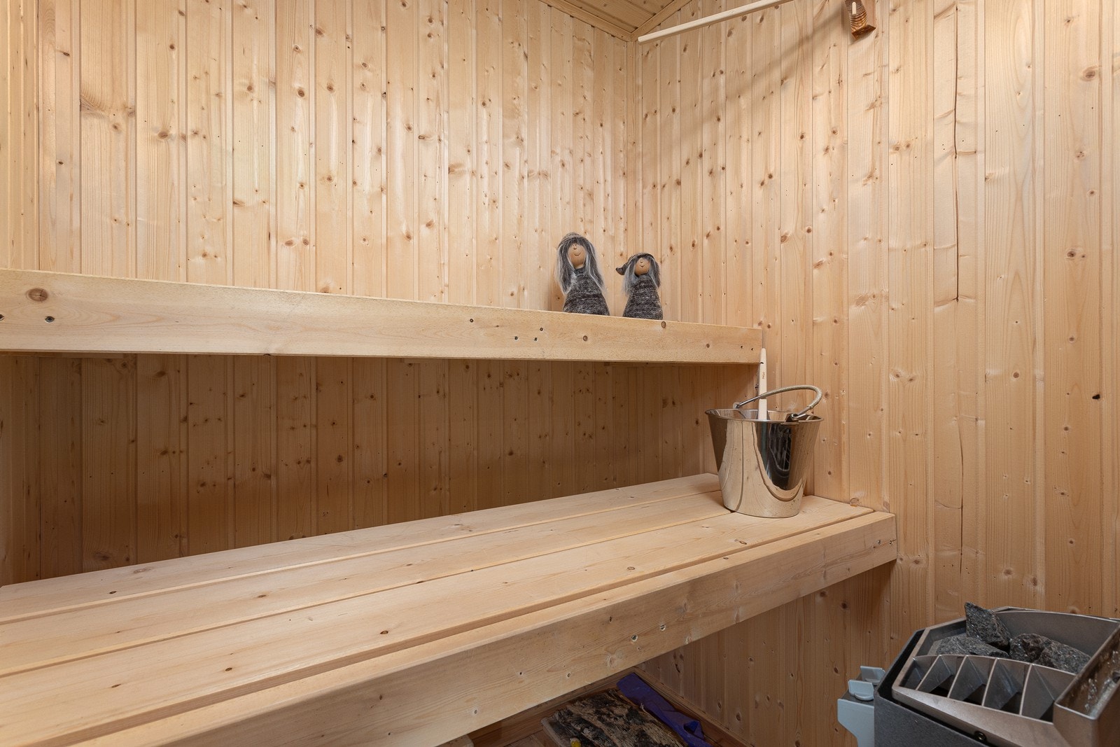 I tilknytning til badet er det badstue med plassbygd benker i to høyder og elektrisk badstuovn. Galleribilde