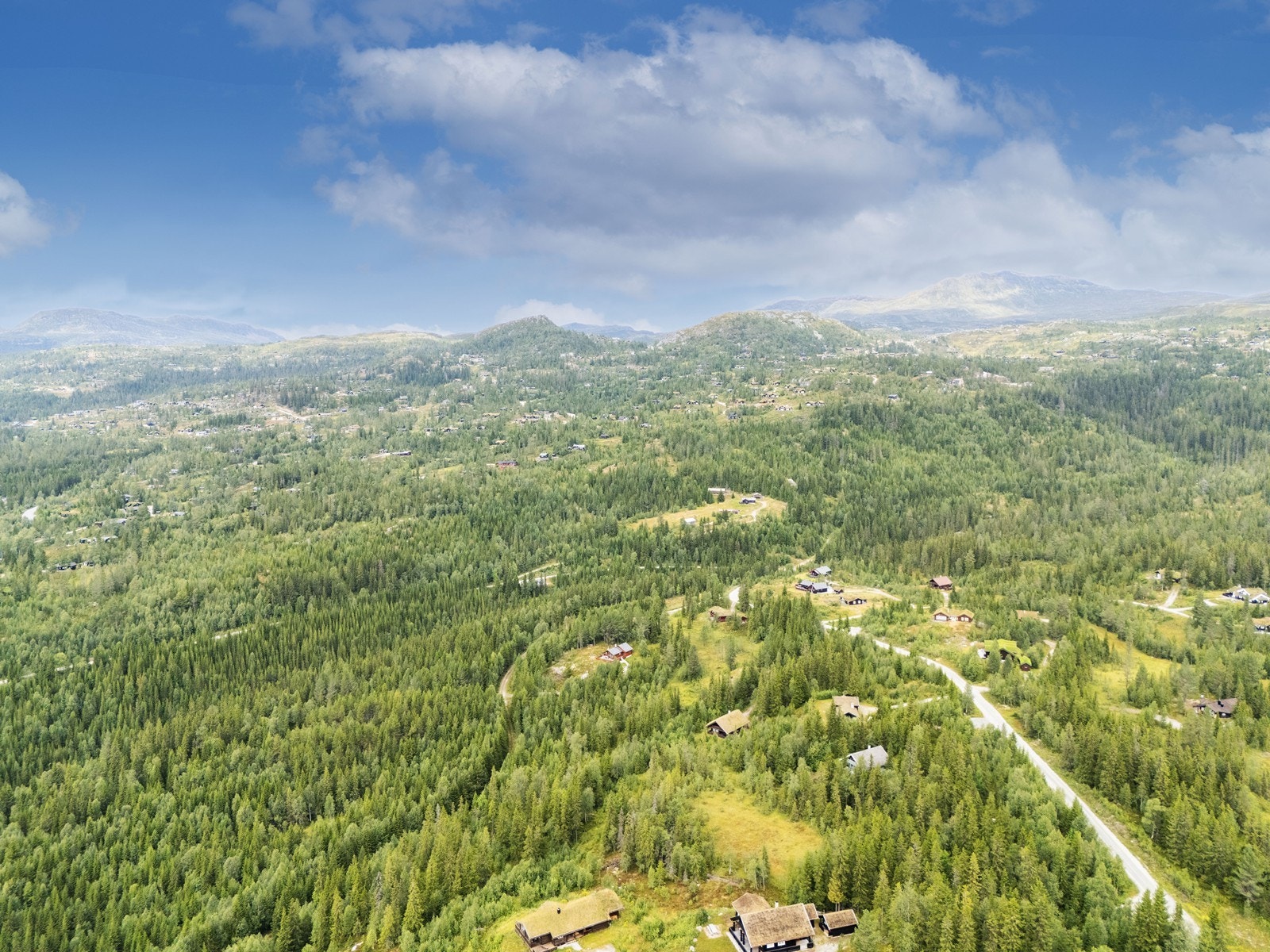 Fra hytta er det umiddelbar nærhet til variert turterreng sommer som vinter. Galleribilde