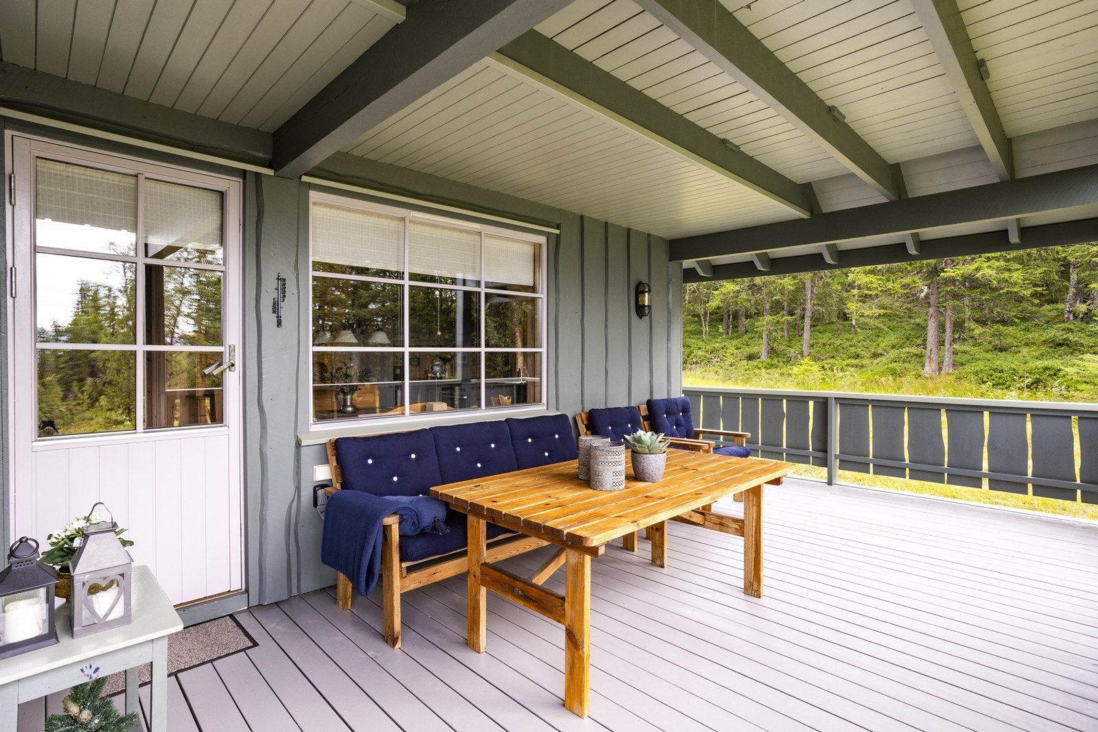 Terrassen er sørvestvendt med generelt gode solforhold og utsikt. Galleribilde