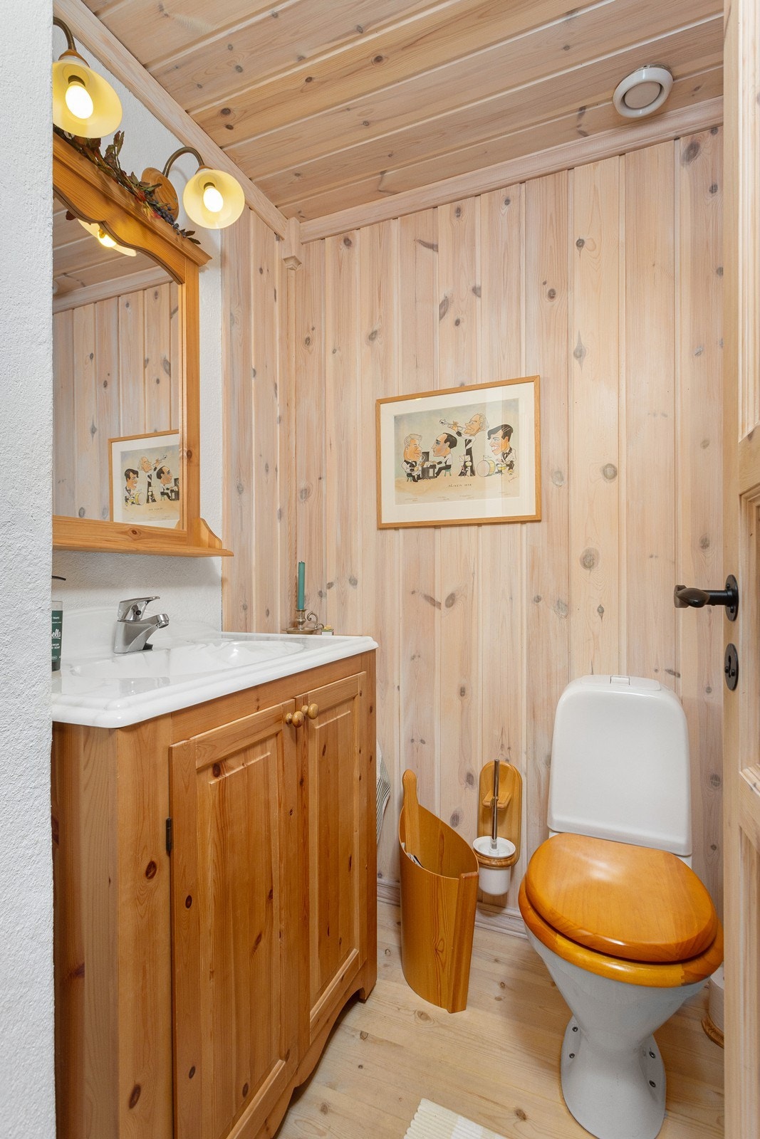 Praktisk separat toalettrom med toalett og servantinnredning. Galleribilde