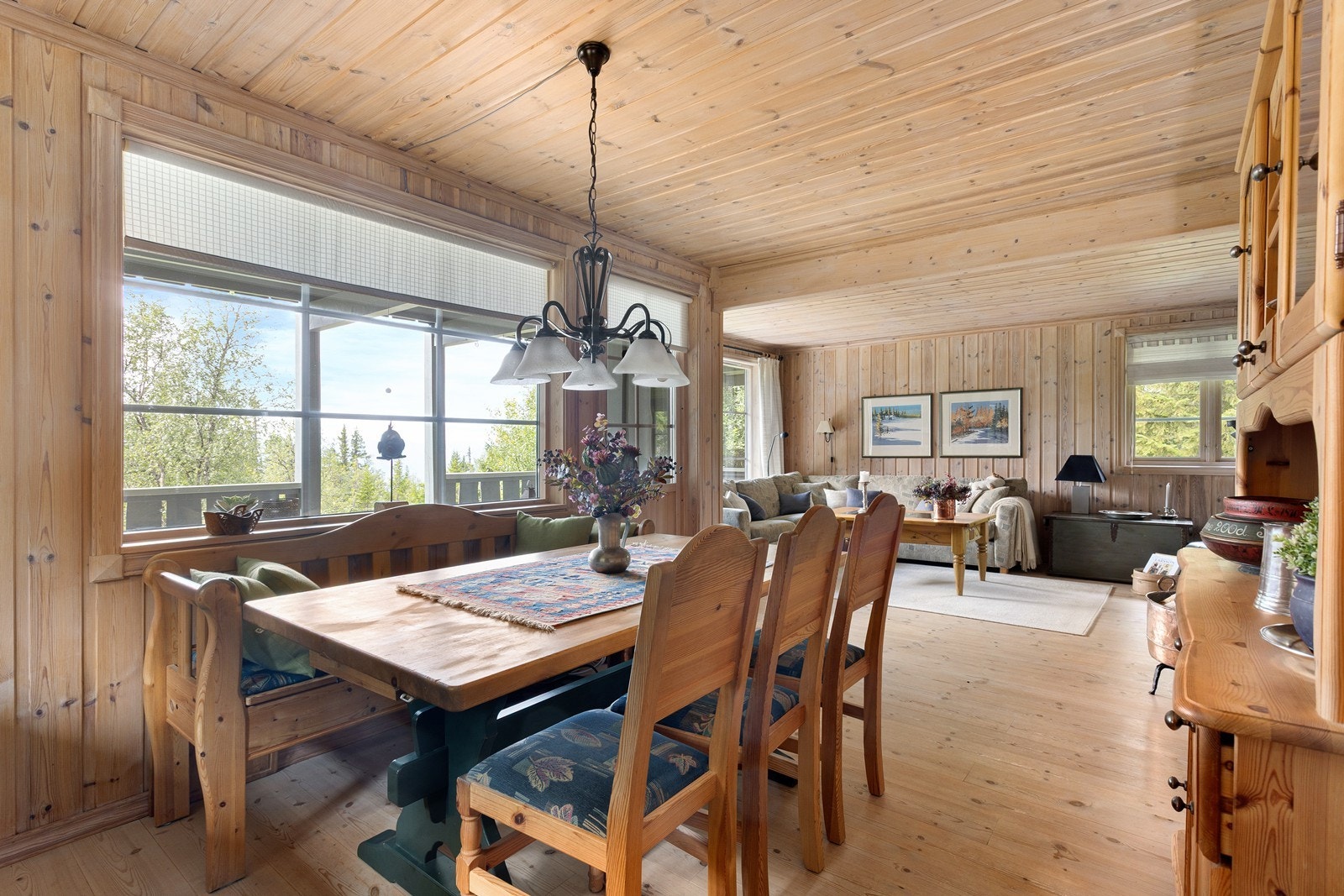 På kjøkkenet er det i tillegg plass til spisegruppe. Galleribilde