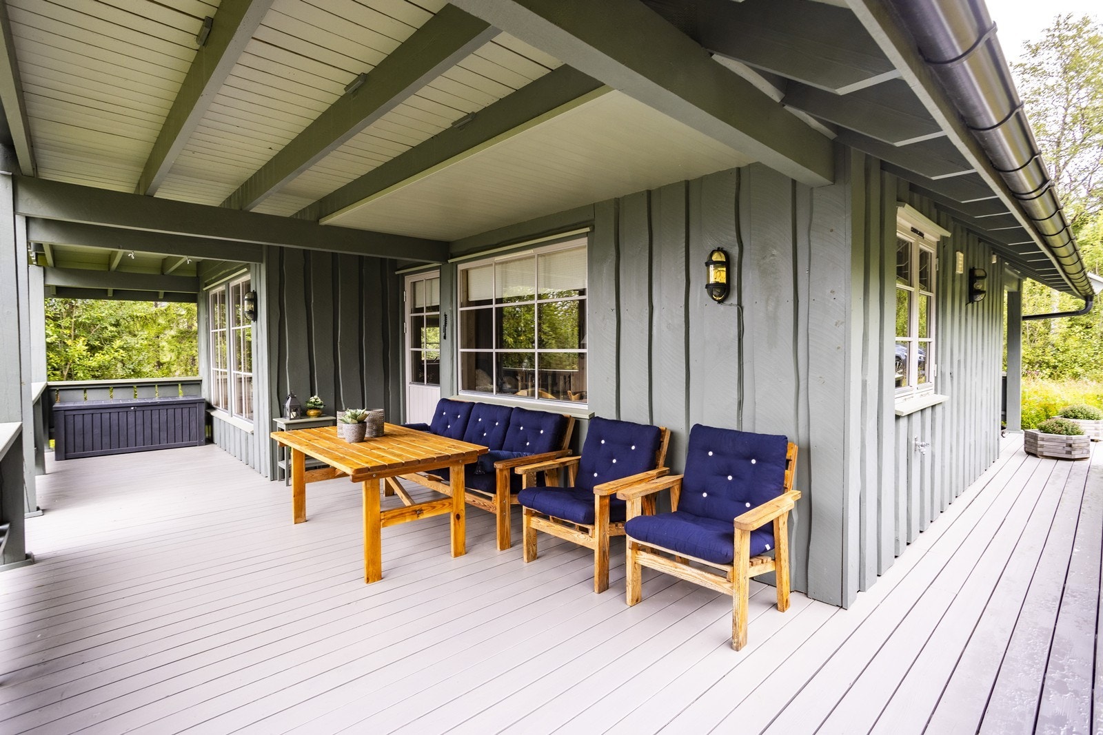 Takoverbygget terrasse med god plass til utemøblementet. Galleribilde