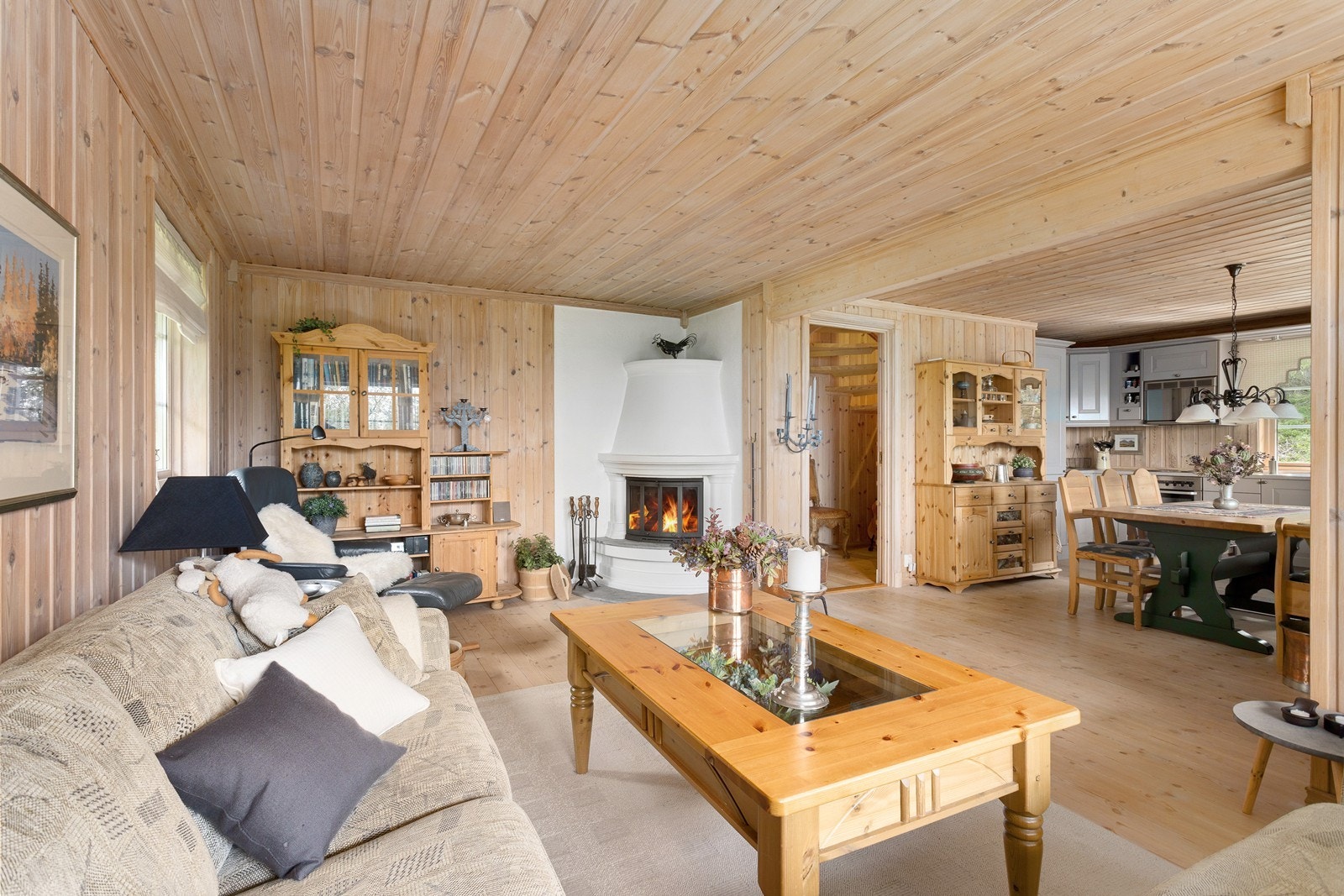 Lys og romslig stue med gode møbleringsmuligheter. Hytta selges fult møblert med inventar. Galleribilde