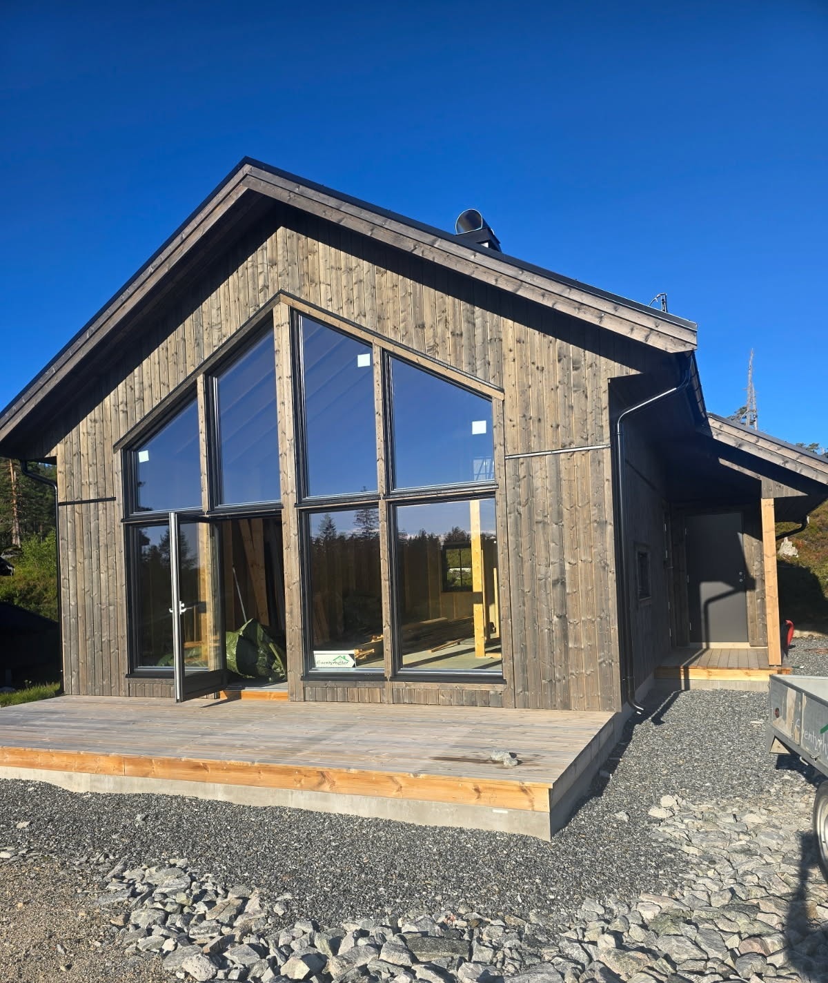 Moderne hytte med vedlikeholdsfri Nor kledning og store vinduer. Her står du fritt frem til å fullføre innsiden etter eget ønske! Galleribilde