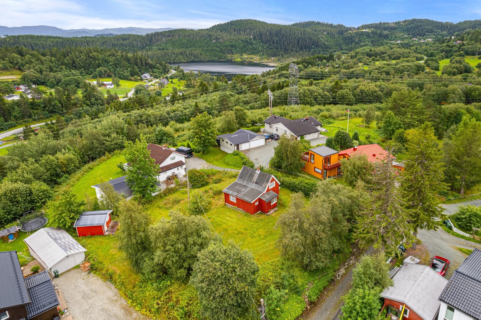 Det er etablert et uthus på tomten som er brukt som anneks. Godt med lagringsplass. Galleribilde