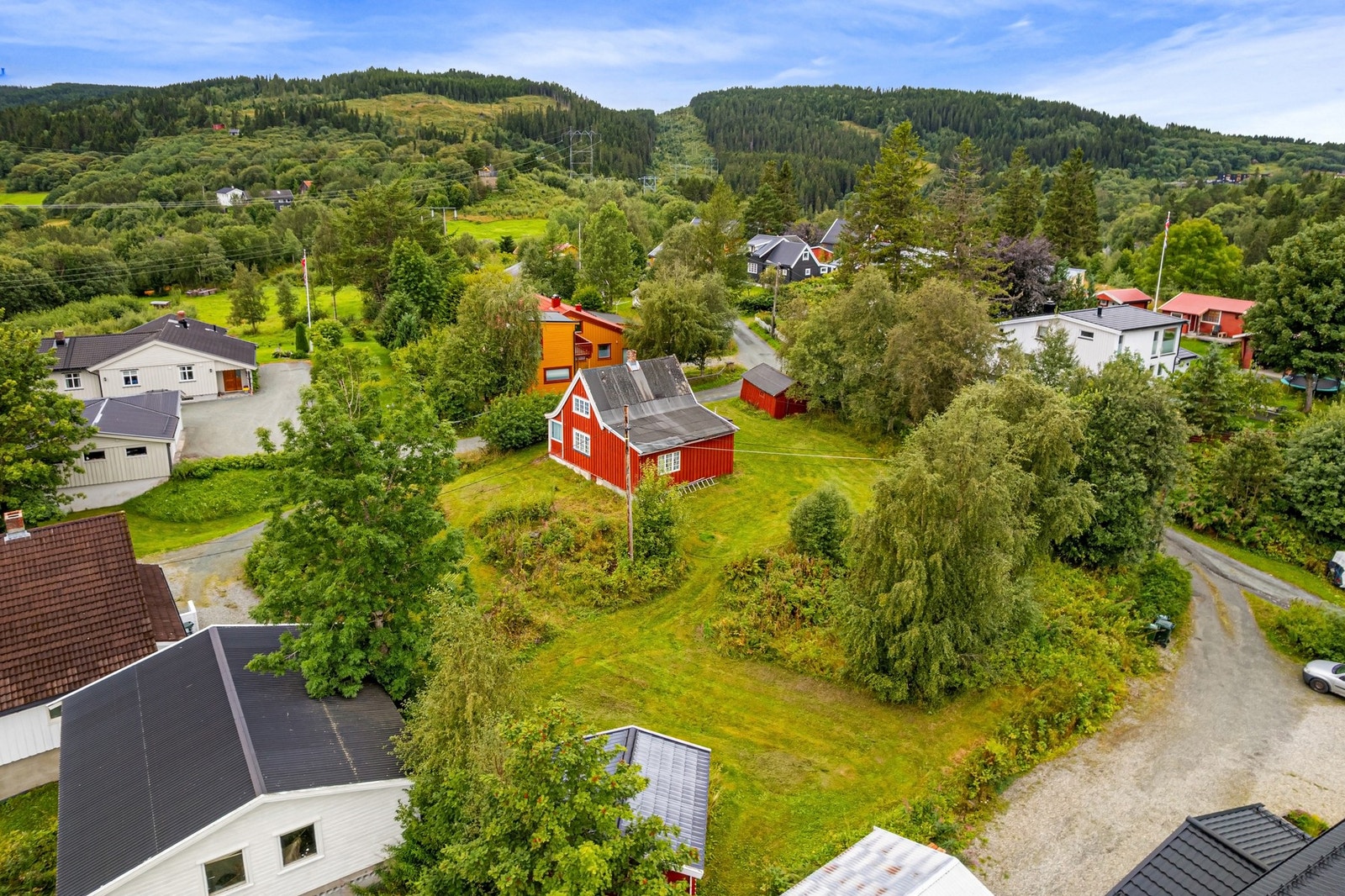 Boligen er i dårlig stand og må anses som totalrehabiliteringsobjekt. Det er lagt vann- og avløpsledninger til eiendommen. Boligen har Antikvarisk verdiklasse C. Galleribilde